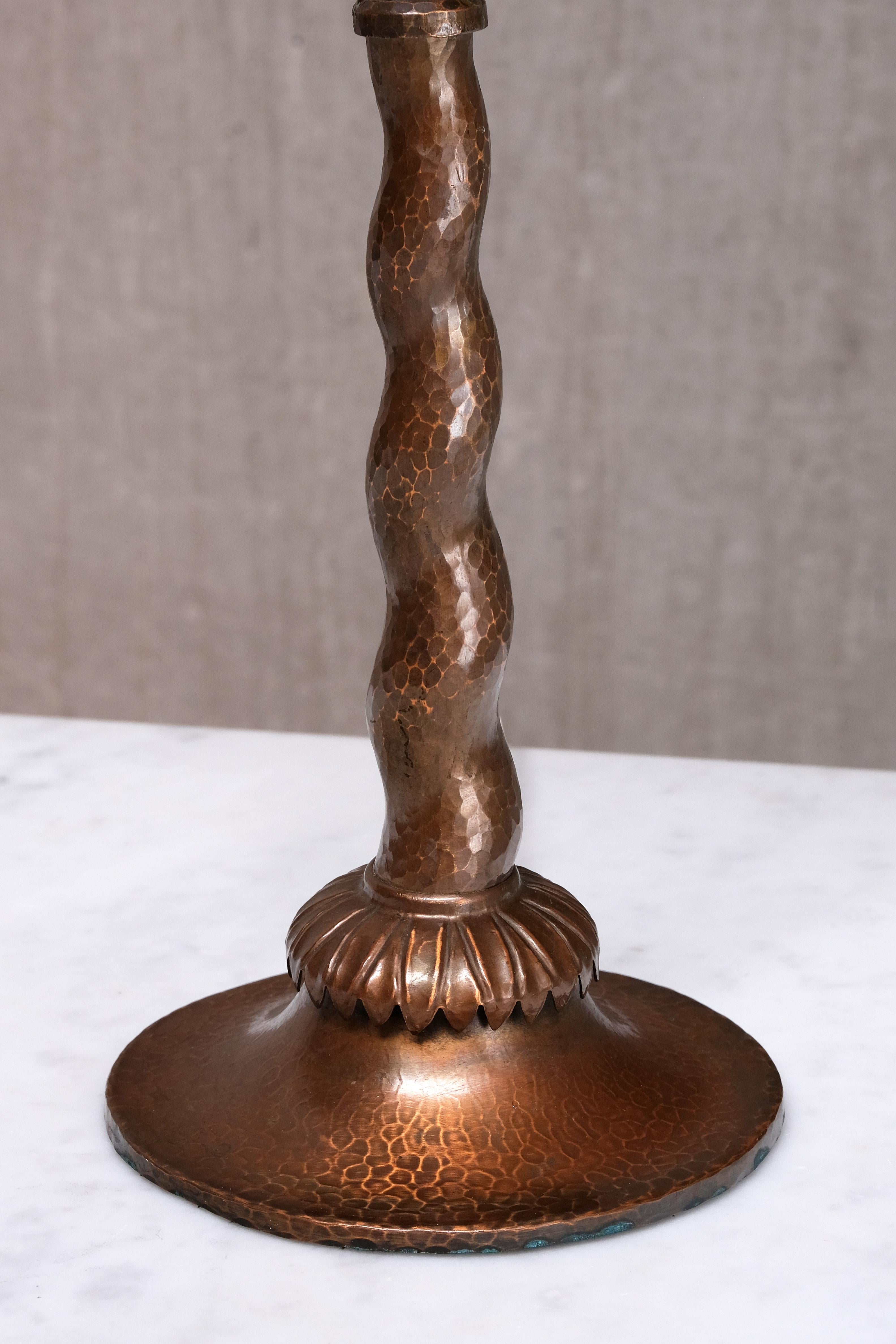Svedese Lampada da tavolo in rame martellato Harald Notini, modello 6839, Böhlmarks, Svezia, anni '20 in vendita