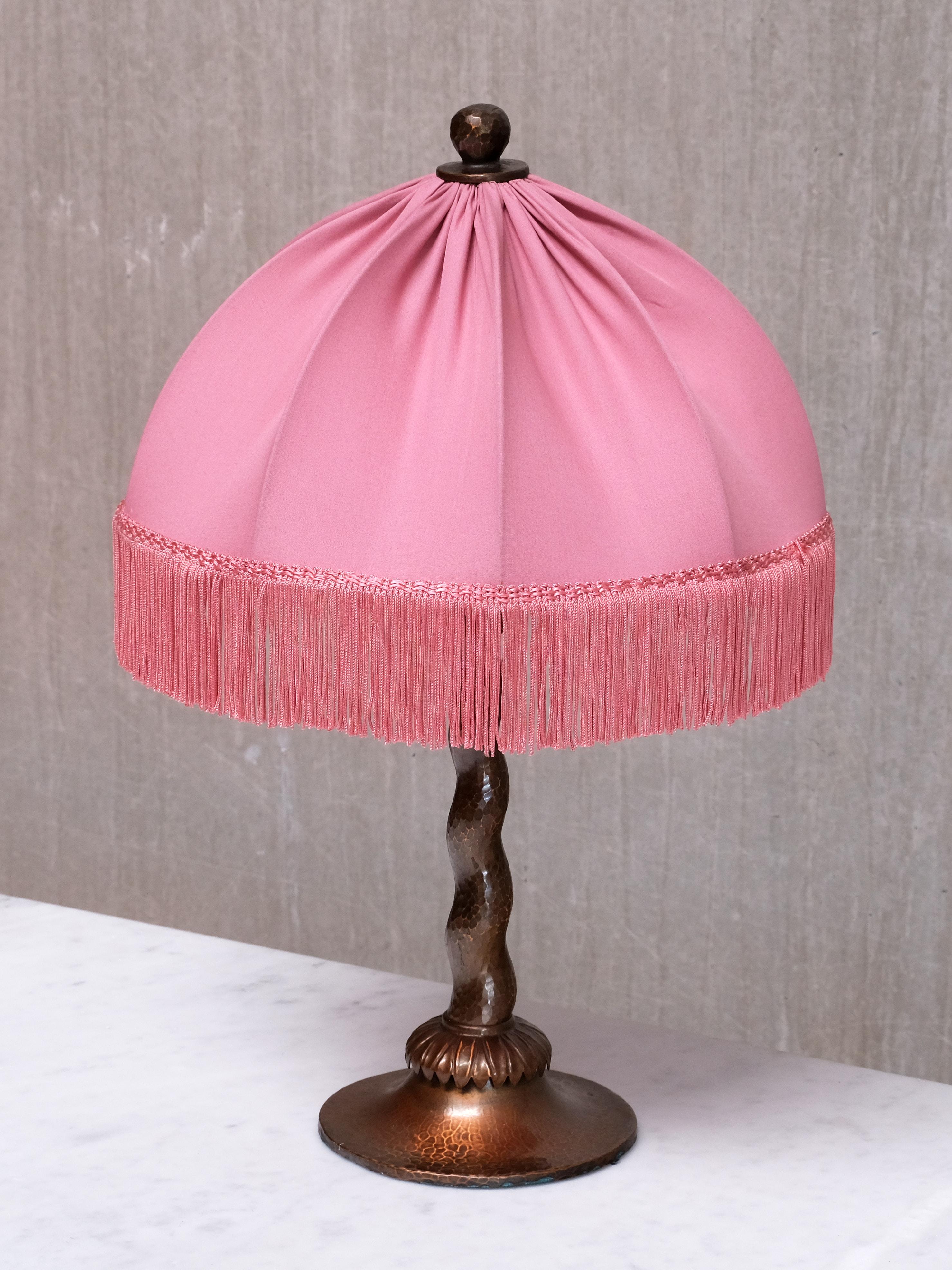 Martellato Lampada da tavolo in rame martellato Harald Notini, modello 6839, Böhlmarks, Svezia, anni '20 in vendita