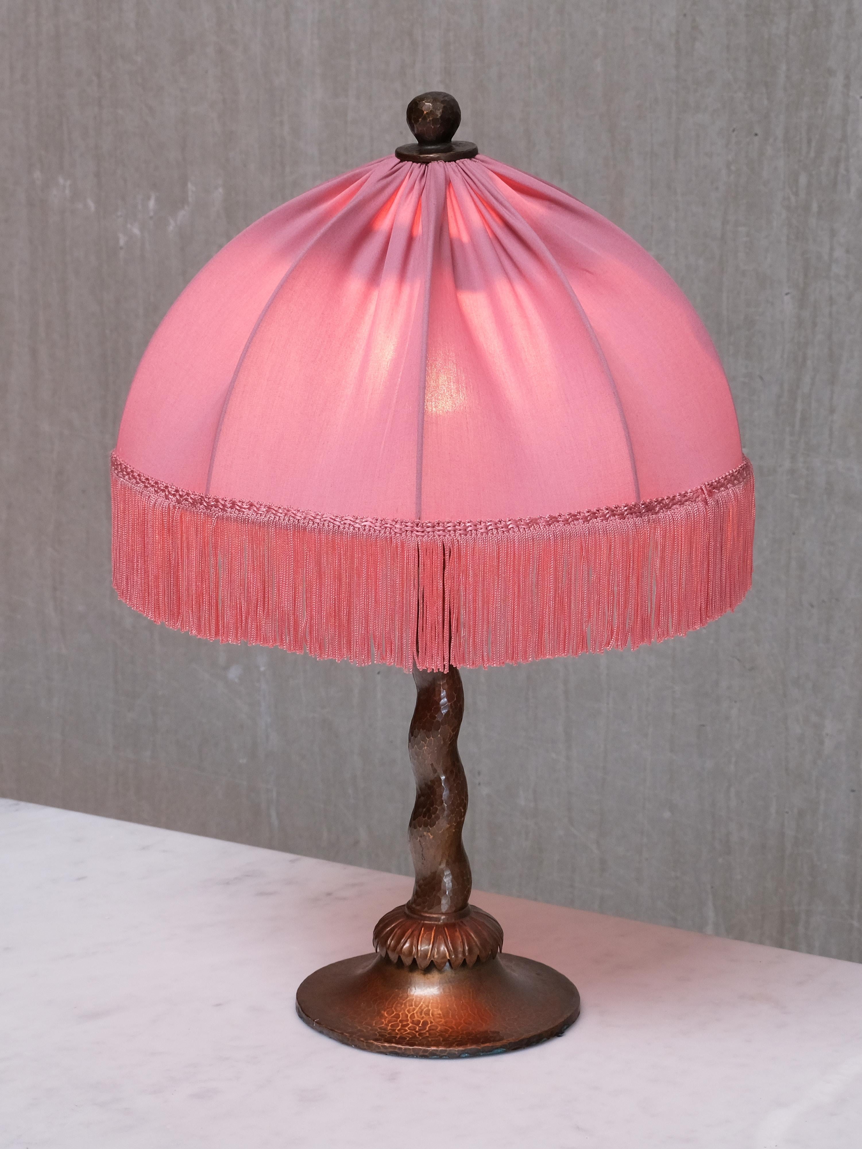 Lampada da tavolo in rame martellato Harald Notini, modello 6839, Böhlmarks, Svezia, anni '20 In condizioni buone in vendita a The Hague, NL