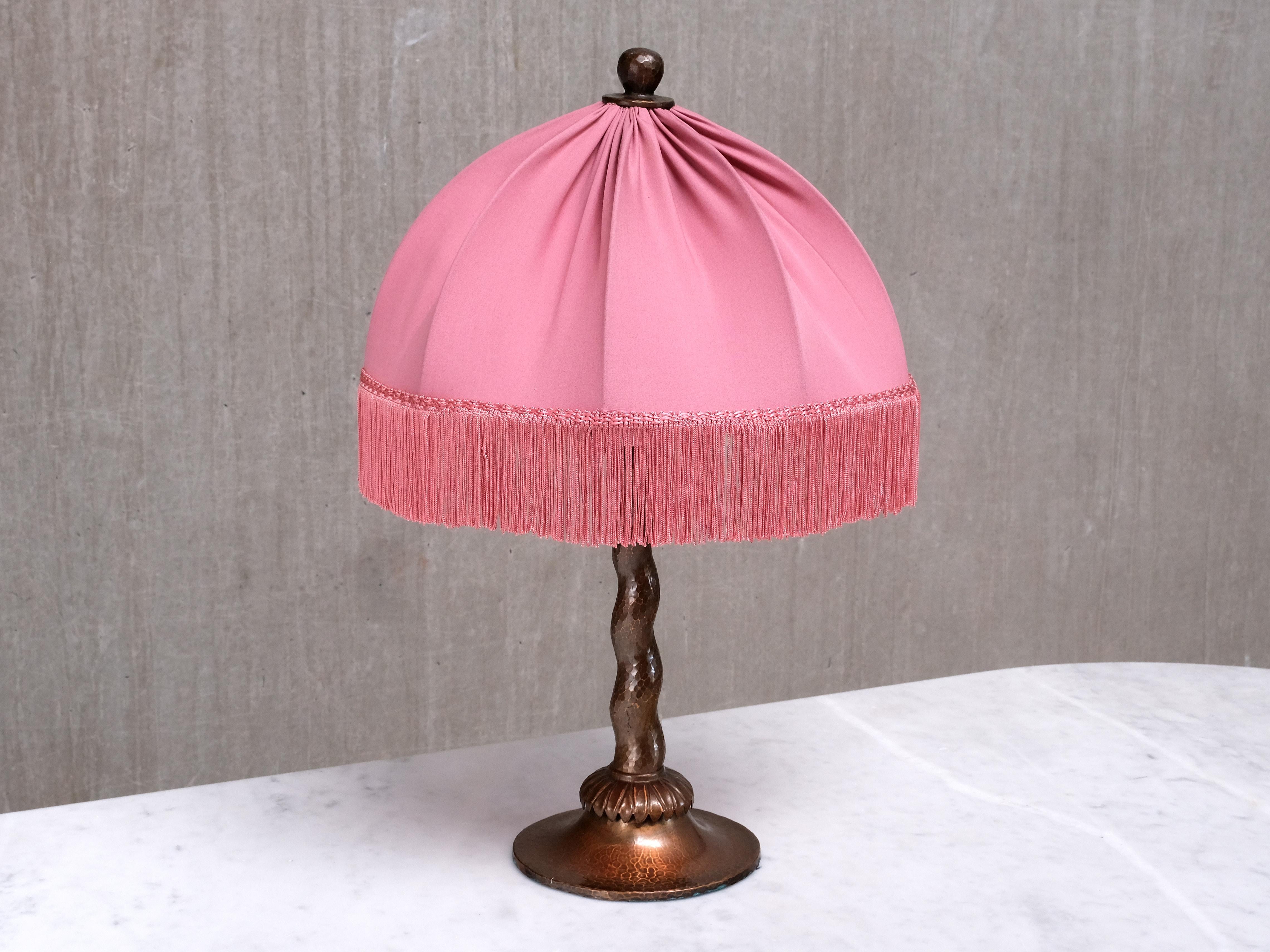 Lampada da tavolo in rame martellato Harald Notini, modello 6839, Böhlmarks, Svezia, anni '20 in vendita 1