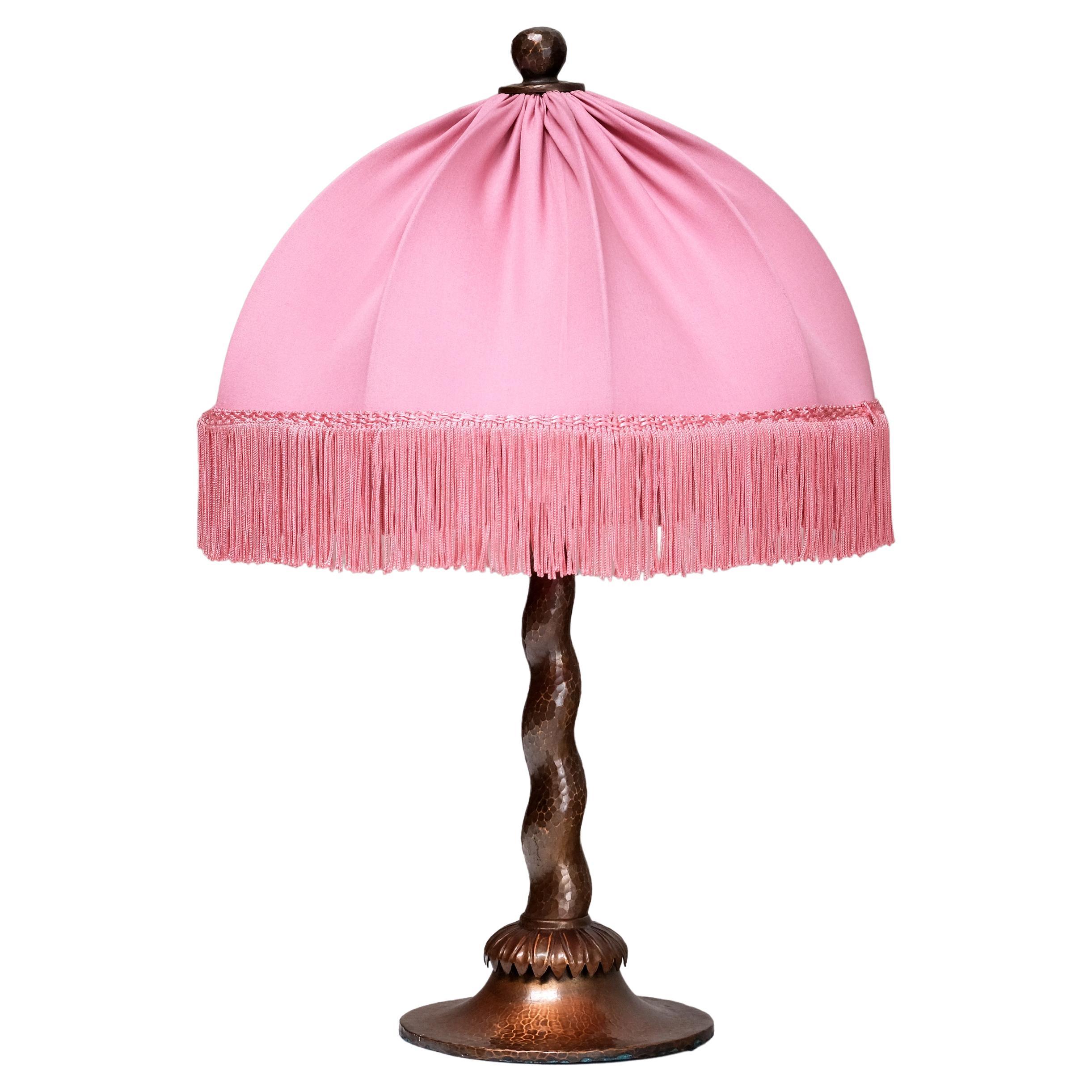 Lampada da tavolo in rame martellato Harald Notini, modello 6839, Böhlmarks, Svezia, anni '20 in vendita