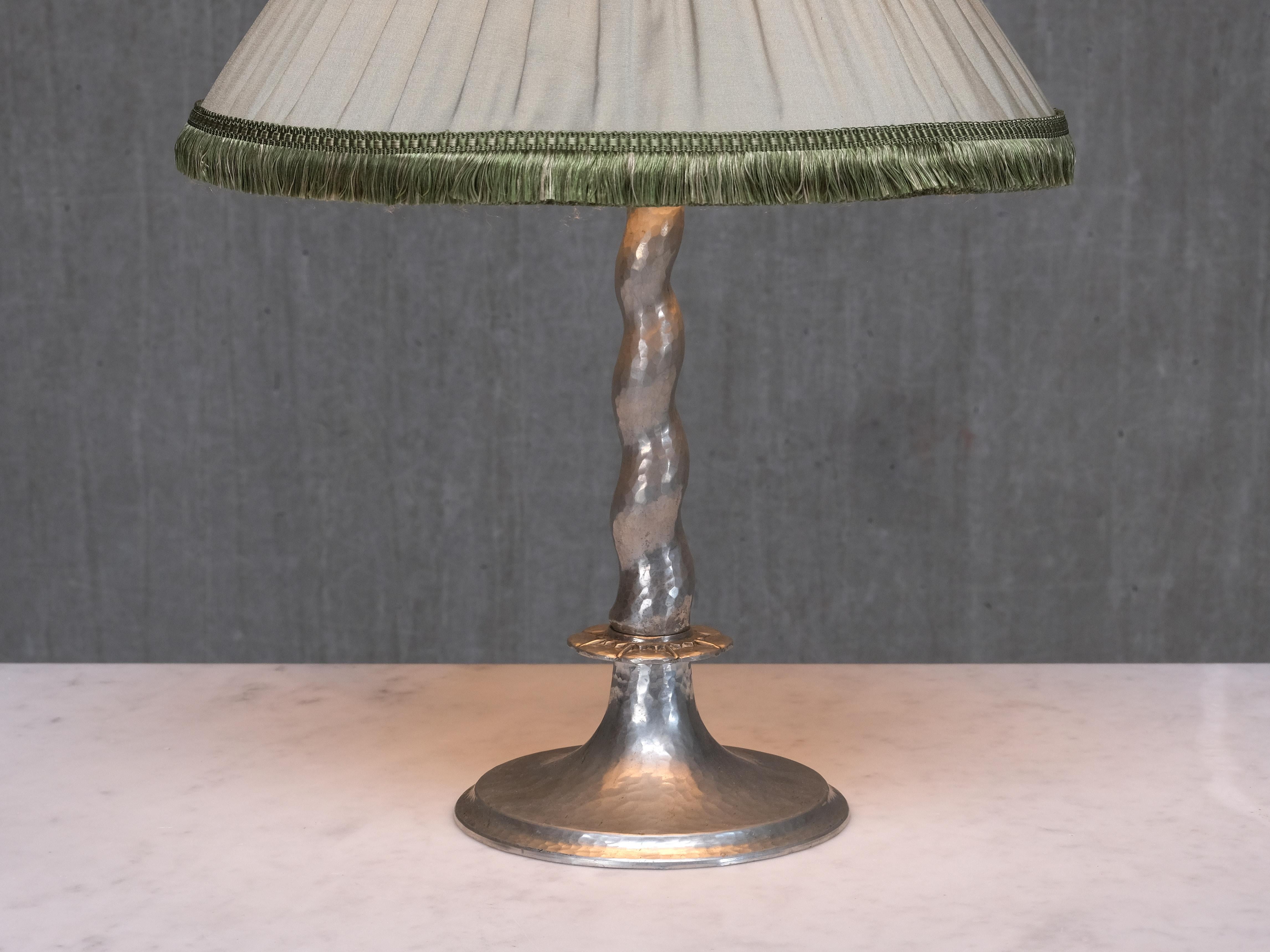 Harald Notini Hammered Tin Table Lamp, Model 6891, Böhlmarks, Sweden, 1920s For Sale 3