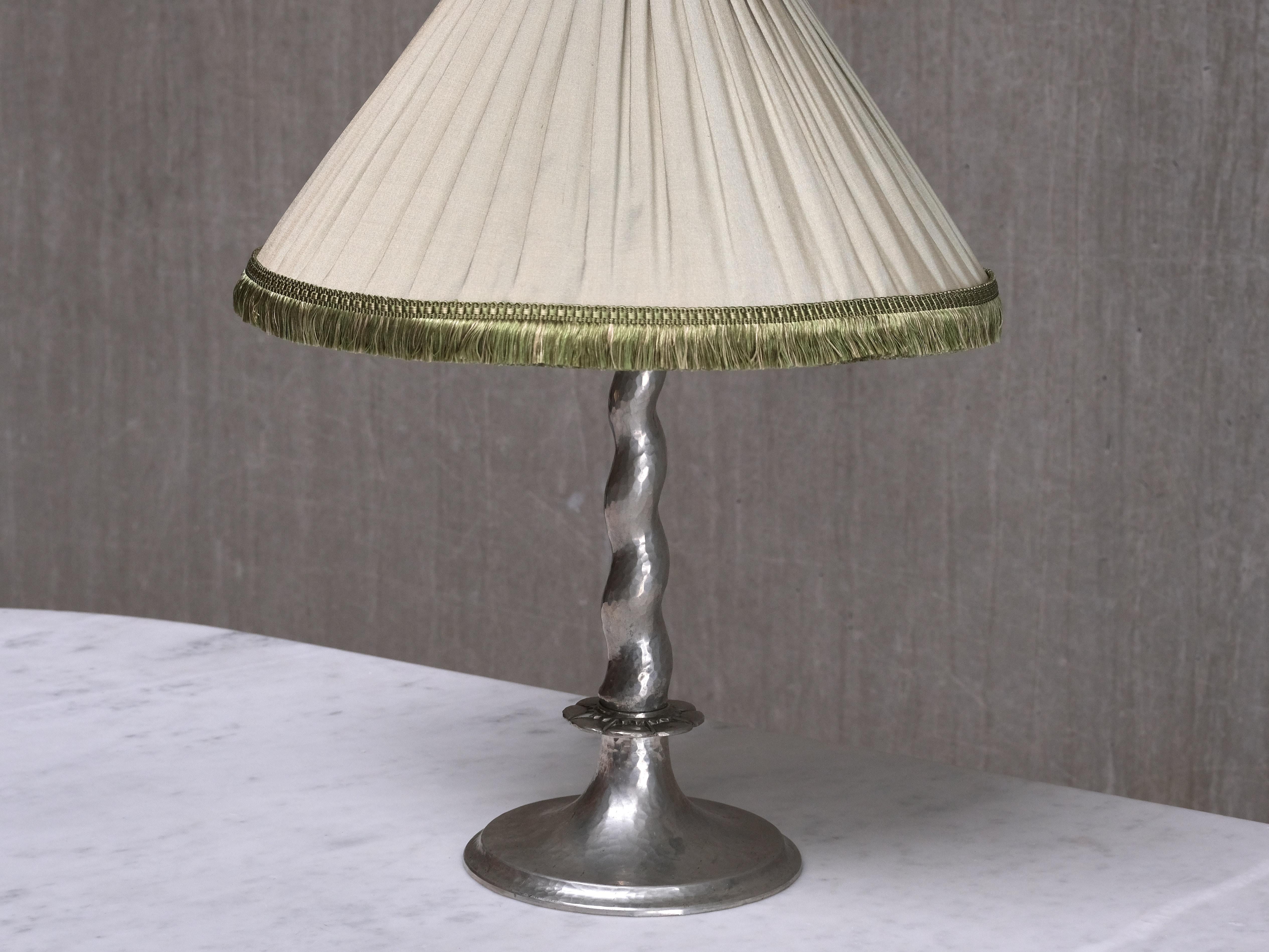 Harald Notini Hammered Tin Table Lamp, Model 6891, Böhlmarks, Sweden, 1920s For Sale 4