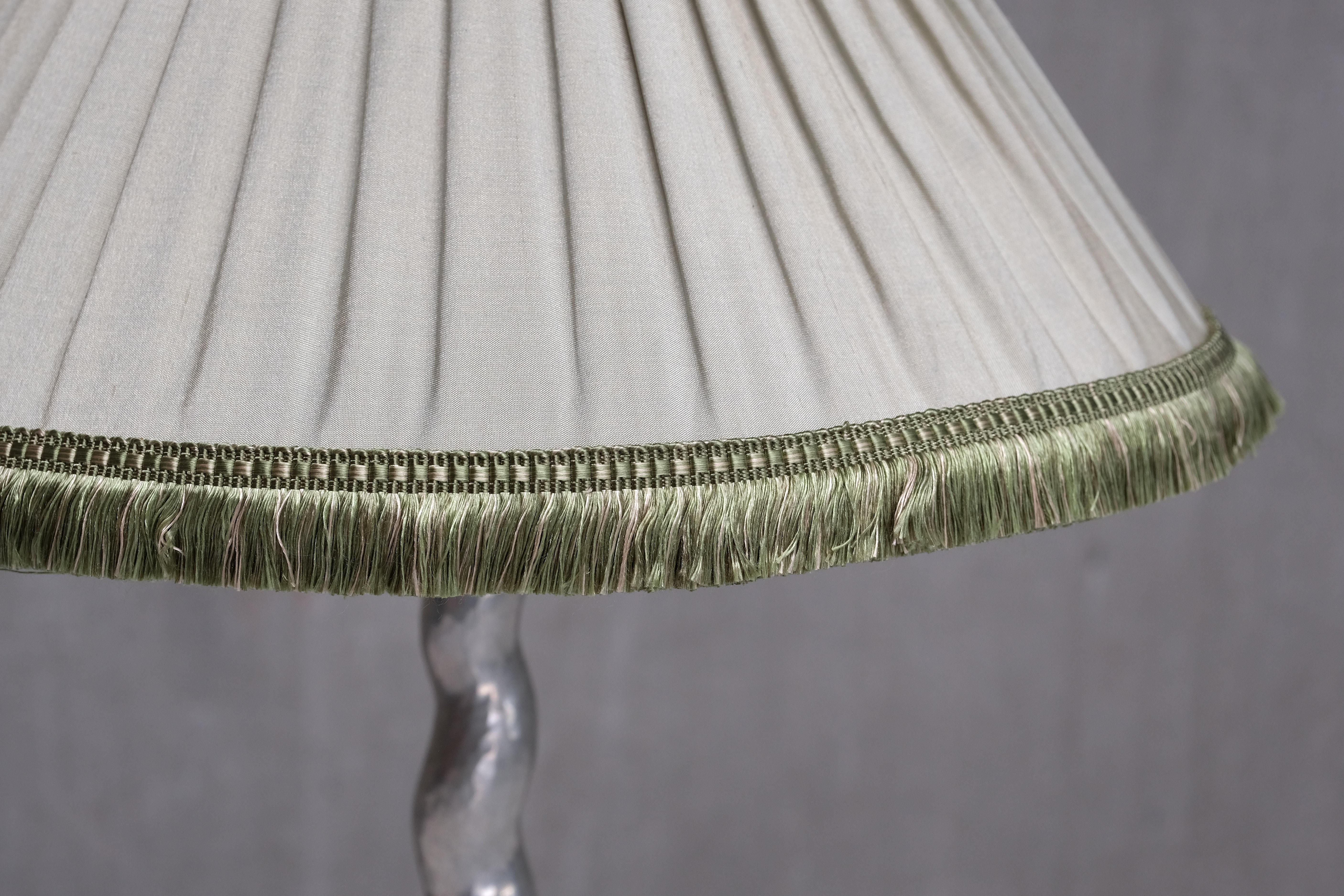 Harald Notini Hammered Tin Table Lamp, Model 6891, Böhlmarks, Sweden, 1920s In Good Condition For Sale In The Hague, NL