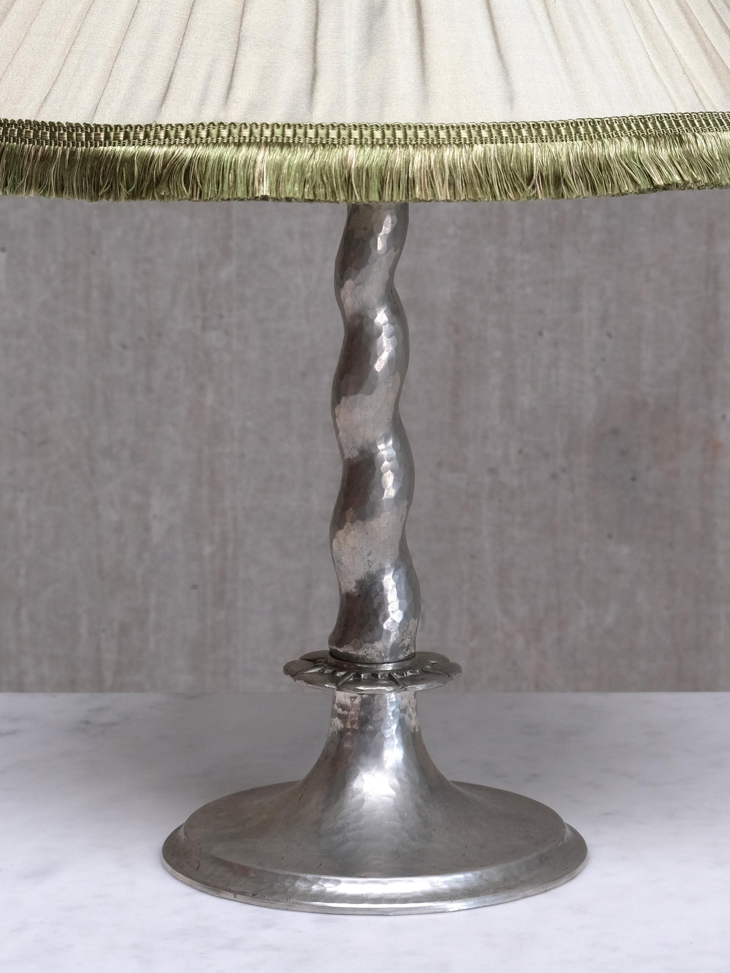 Early 20th Century Harald Notini Hammered Tin Table Lamp, Model 6891, Böhlmarks, Sweden, 1920s For Sale