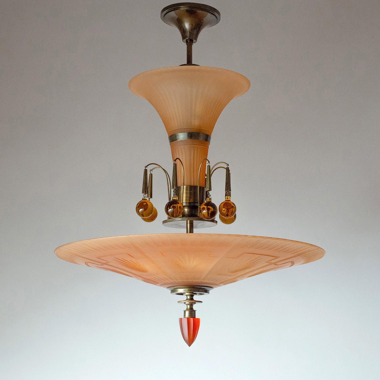 Grazioso lampadario svedese Grace, modello 6658, in vetro avana di Harald Notini per Böhlmarks, 1930. Grande diffusore conico in vetro, decorato con motivi geometrici e floreali. Sopra il diffusore si librano sei pendenti in ottone e vetro con un