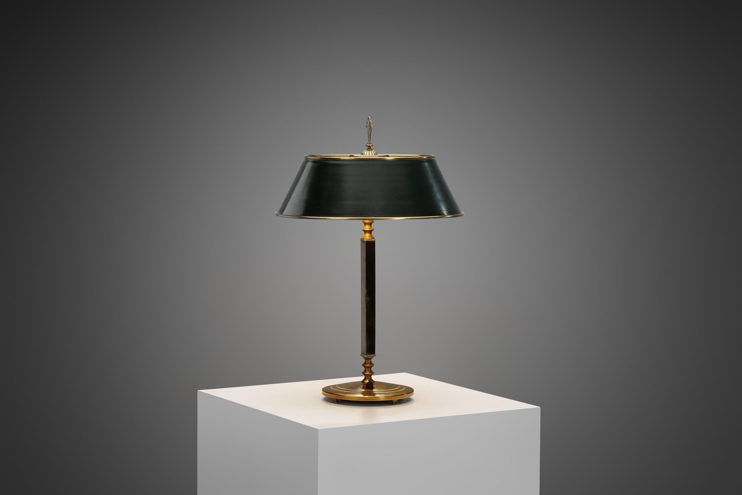 This “6942” model is by Swedish designer and sculptor, Harald Notini. He was the artistic leader at Böhlmarks and is represented at the ‘Nationalmuseum’ in Stockholm. Between the 1920s and 1950s, Böhlmarks was a significant player in the Swedish