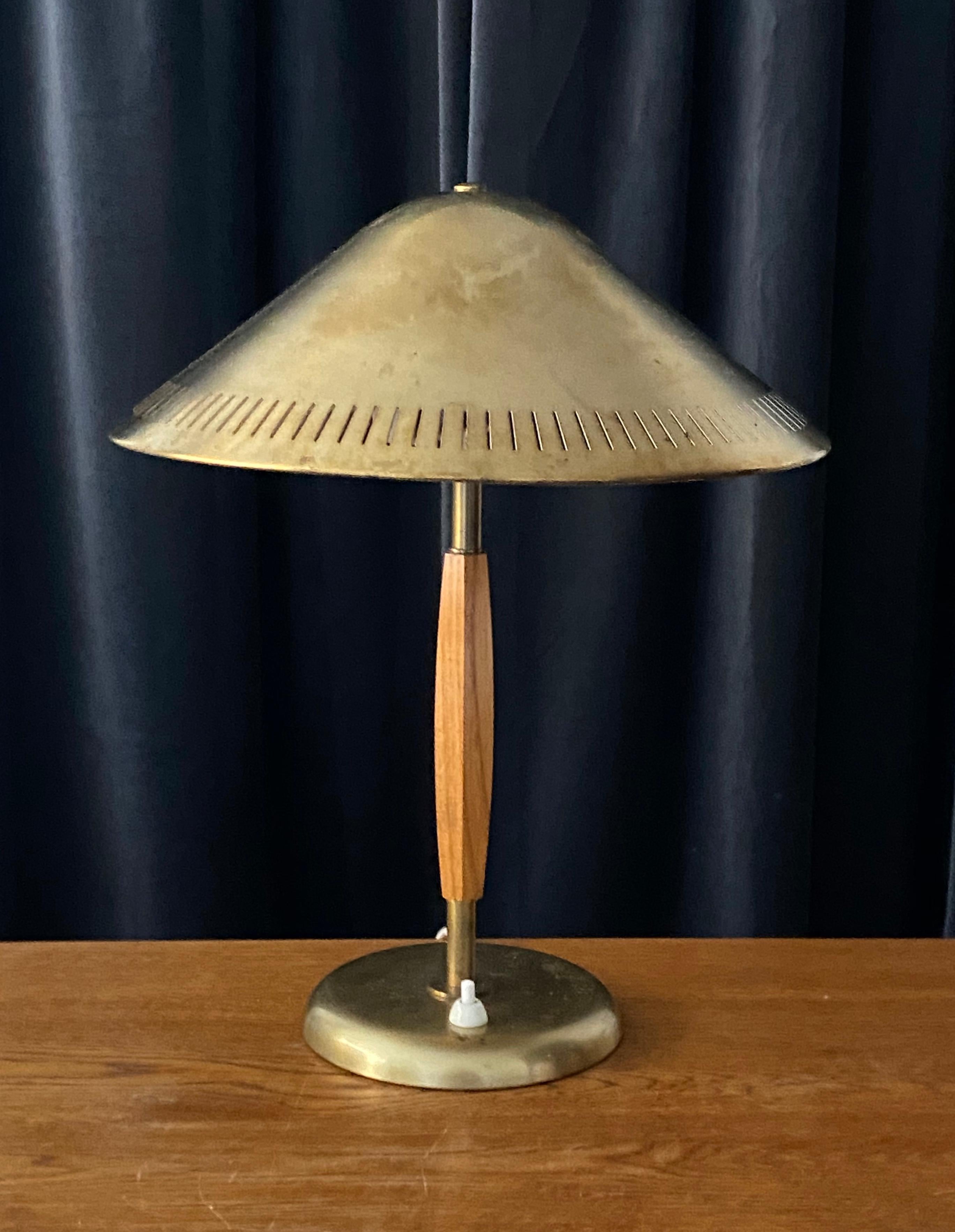 A modernist table lamp or desk light. Produced by the iconic Swedish lamp maker Böhlmarks, circa 1940. Design attributed to Harald Notini.

Features a finely sculpted lacquered wood handle on a brass rod and base, brass screen.

Other designers