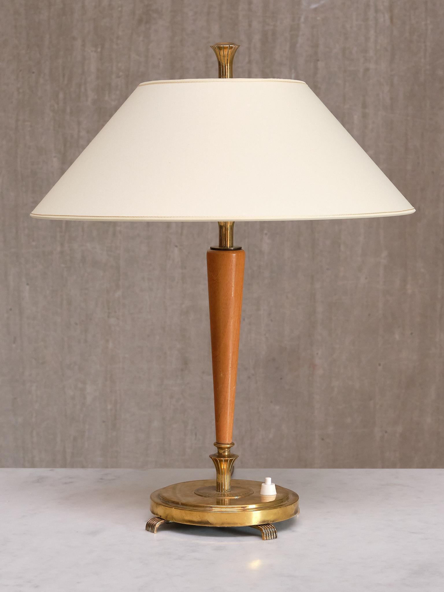 This rare table lamp was designed by Harald Notini and produced by Arvid Böhlmarks Lampfabrik in Sweden. The model is numbered '15409' and was produced in the 1940s. It's documented in the Böhlmarks catalogue.

The design featured a circular brass