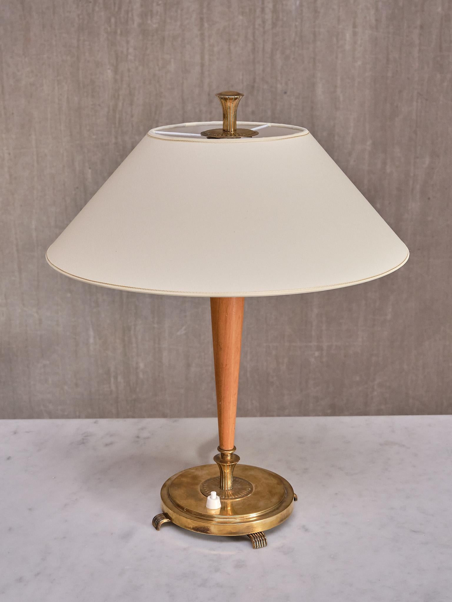 Harald Notini Table Lamp in Brass and Elm, Model 15409, Böhlmarks, Sweden, 1940s In Good Condition For Sale In The Hague, NL