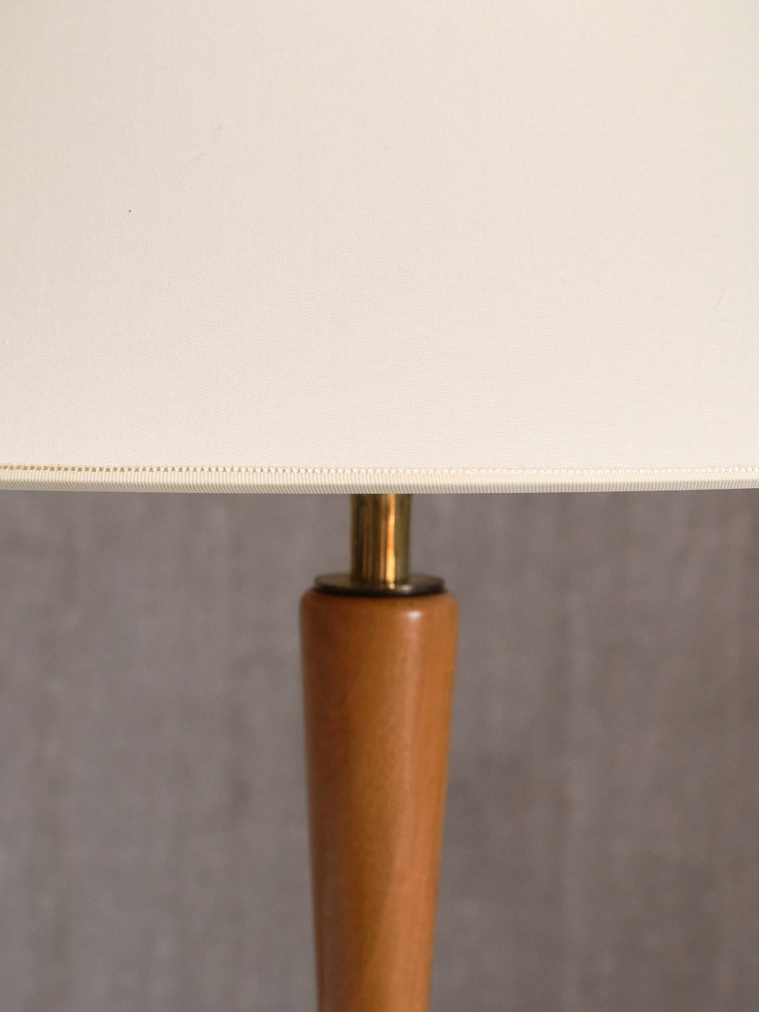 Harald Notini Table Lamp in Brass and Elm, Model 15409, Böhlmarks, Sweden, 1940s For Sale 1