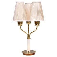 Lámpara de mesa Harald Notini de tres brazos de latón, Modelo 15484, Böhlmarks, Suecia, años 40