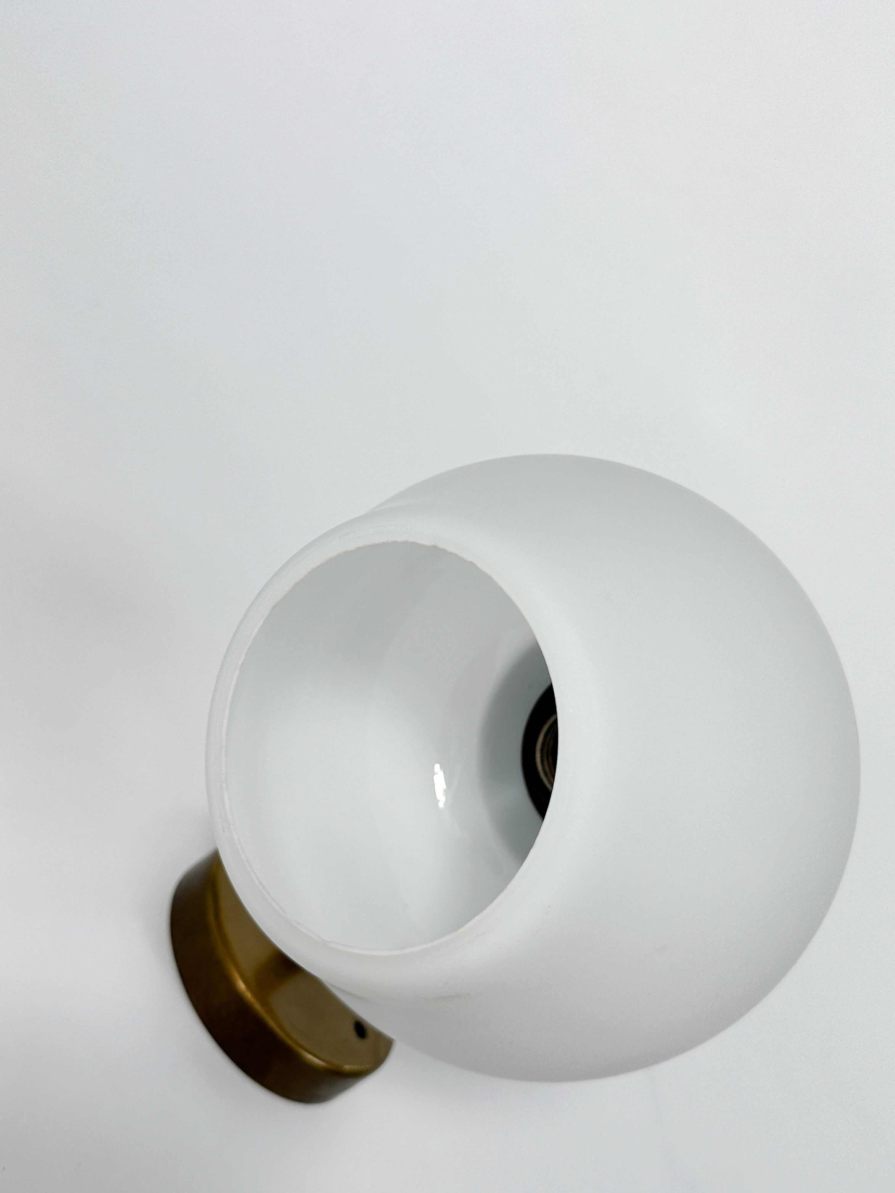 Harald Notini Aplique Latón Vidrio Opalino Böhlmarks Suecia Aplique de Pared en venta 3