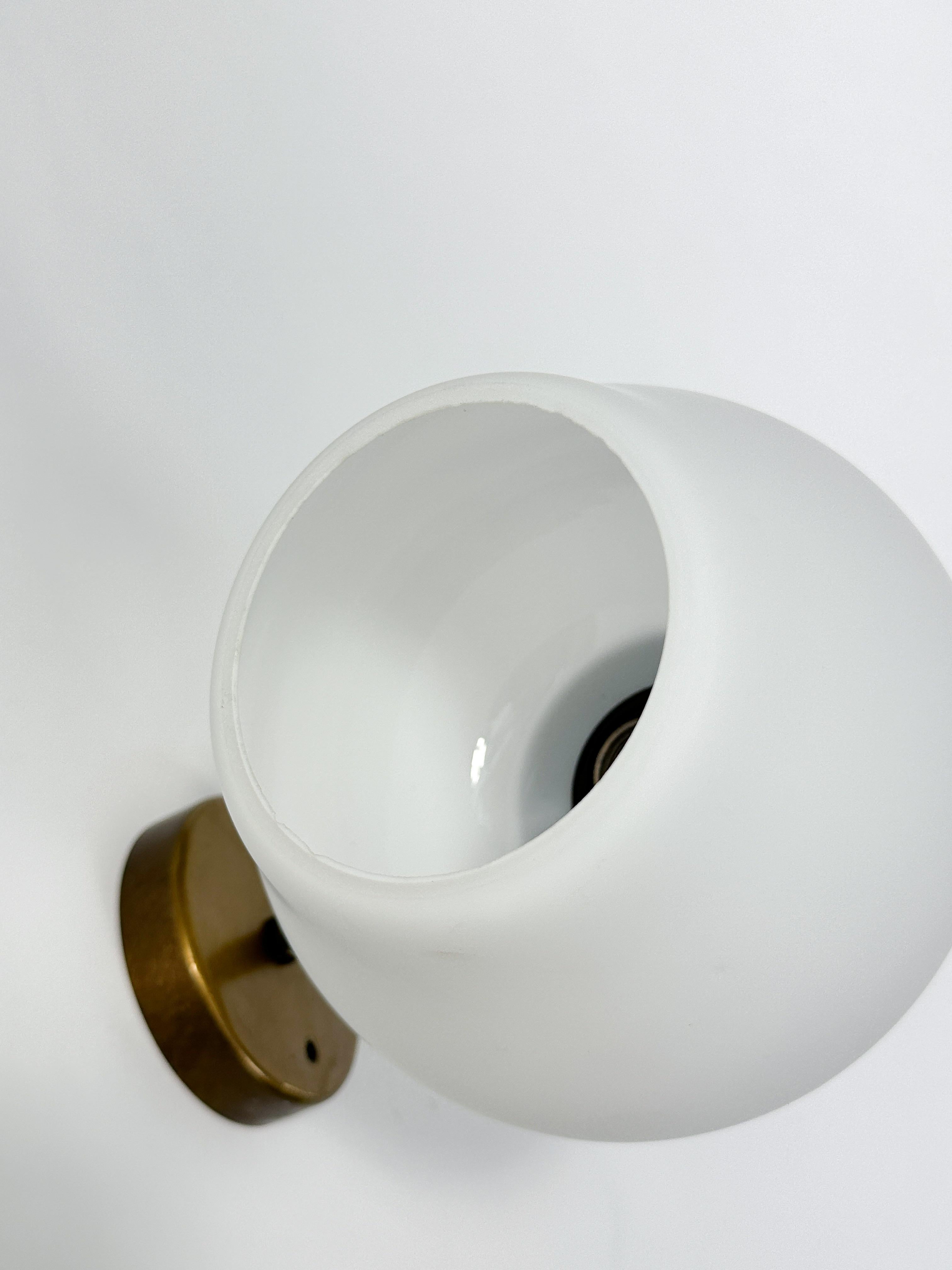 Harald Notini Aplique Latón Vidrio Opalino Böhlmarks Suecia Aplique de Pared en venta 4