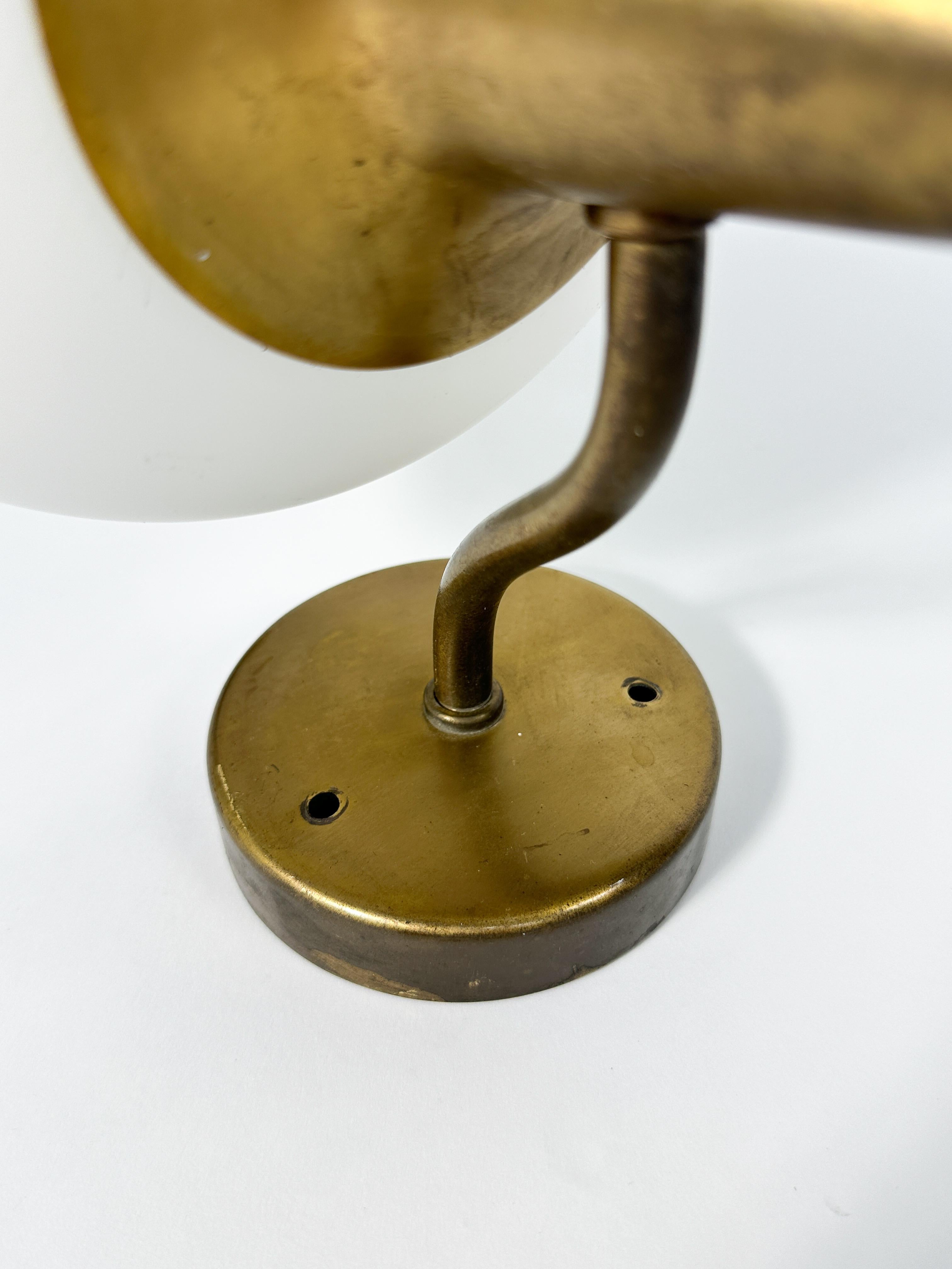 Harald Notini Aplique Latón Vidrio Opalino Böhlmarks Suecia Aplique de Pared en venta 6