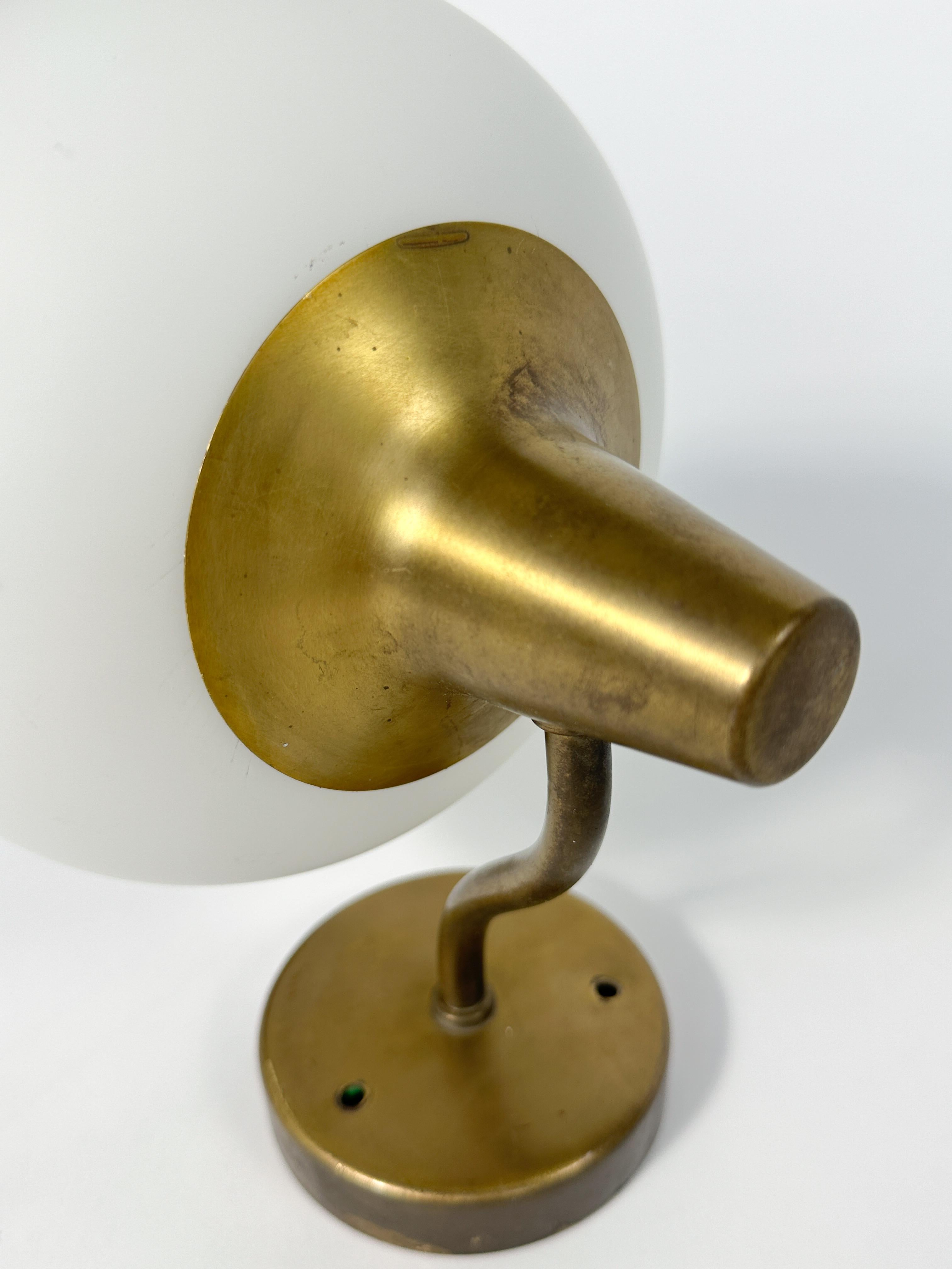 Harald Notini Aplique Latón Vidrio Opalino Böhlmarks Suecia Aplique de Pared en venta 7