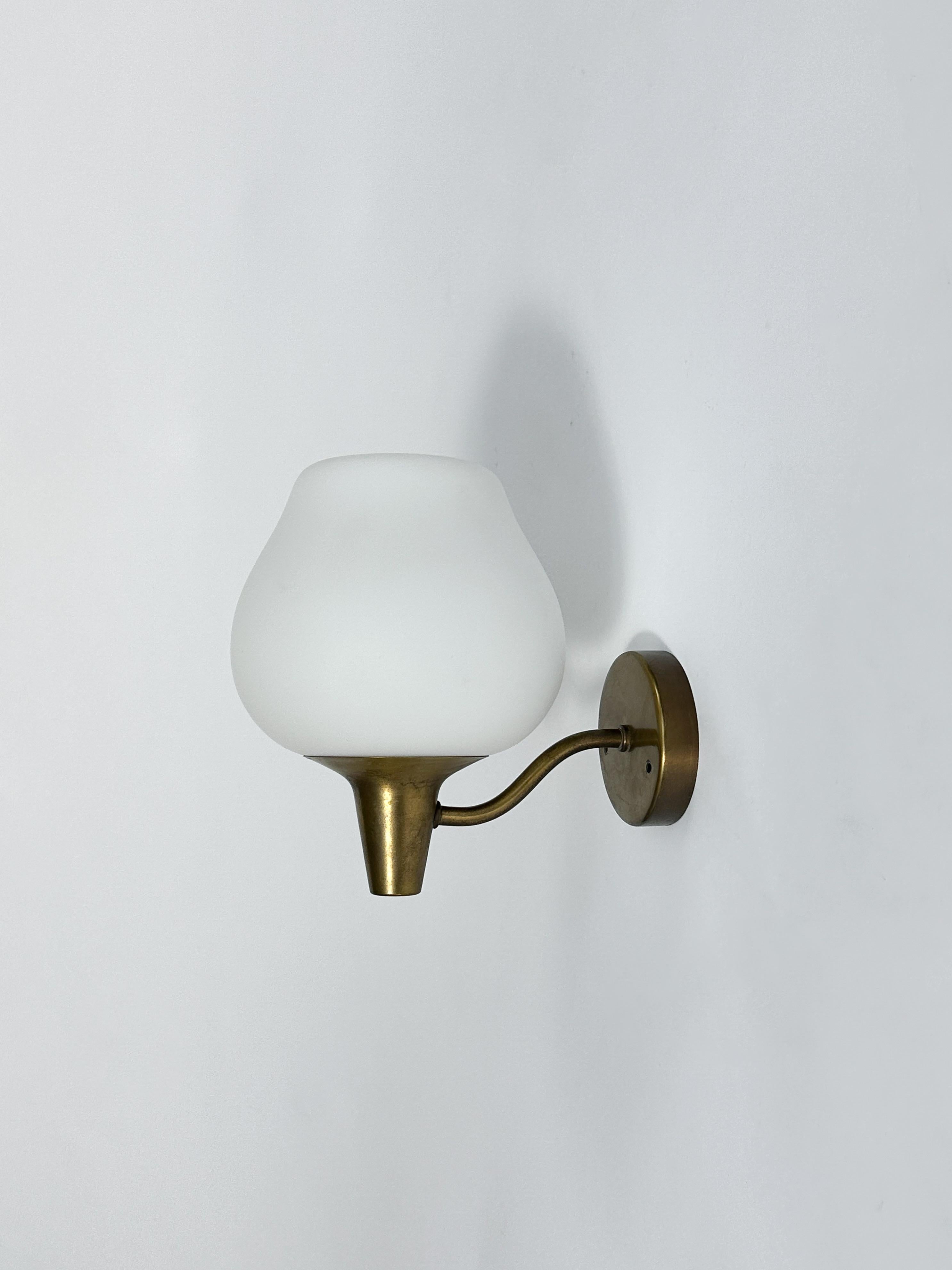 Harald Notini Aplique Latón Vidrio Opalino Böhlmarks Suecia Aplique de Pared Escandinavo moderno en venta