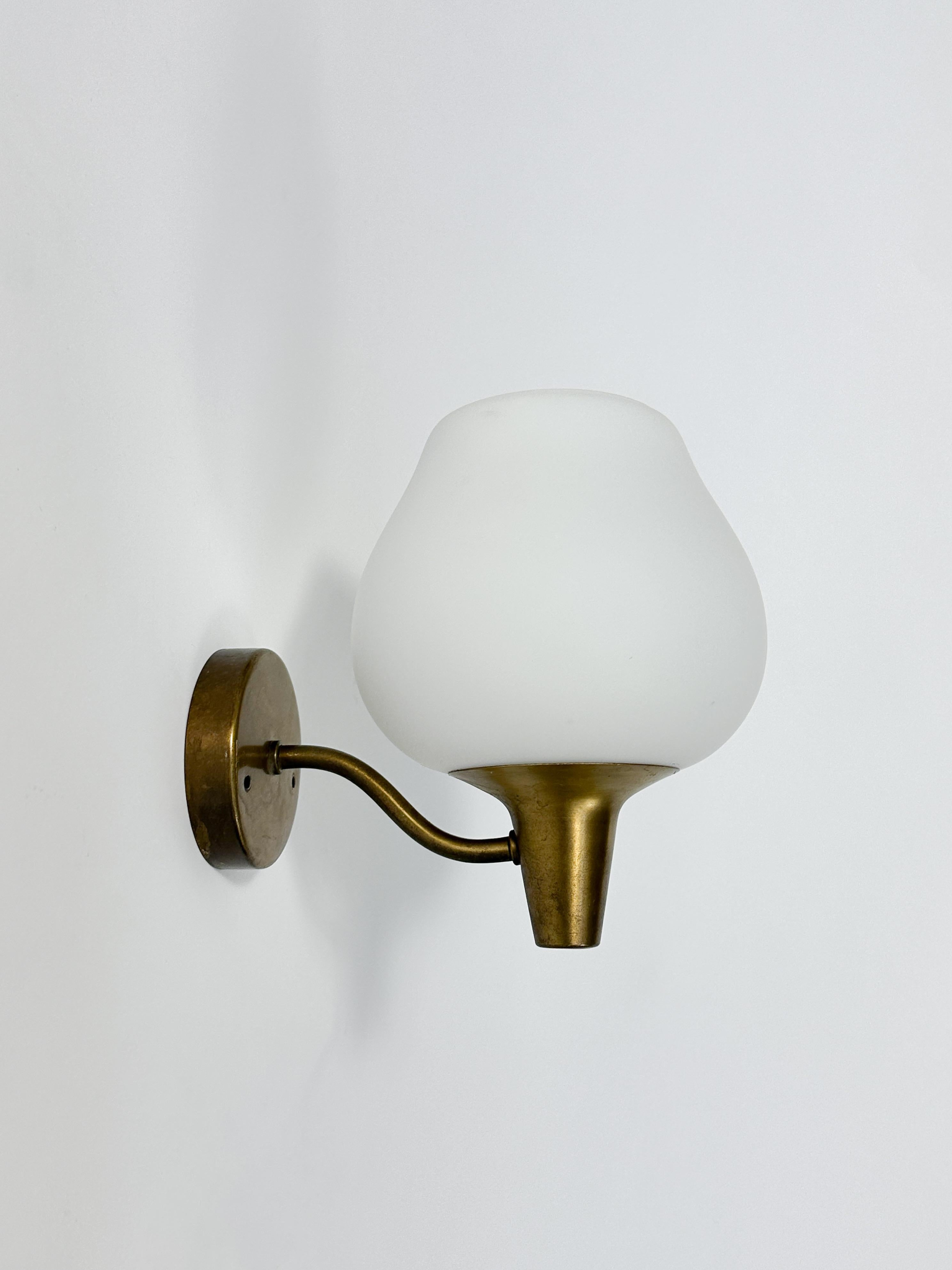 Harald Notini Aplique Latón Vidrio Opalino Böhlmarks Suecia Aplique de Pared Sueco en venta