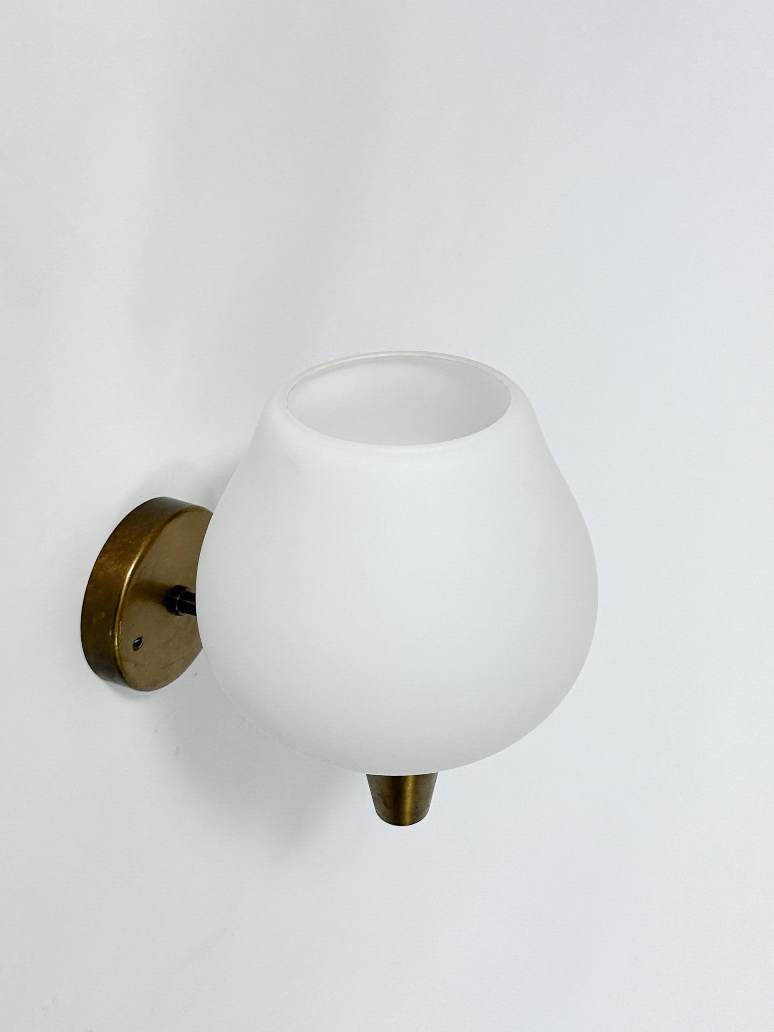 Harald Notini Aplique Latón Vidrio Opalino Böhlmarks Suecia Aplique de Pared en Bueno estado para la venta en Basel, BS