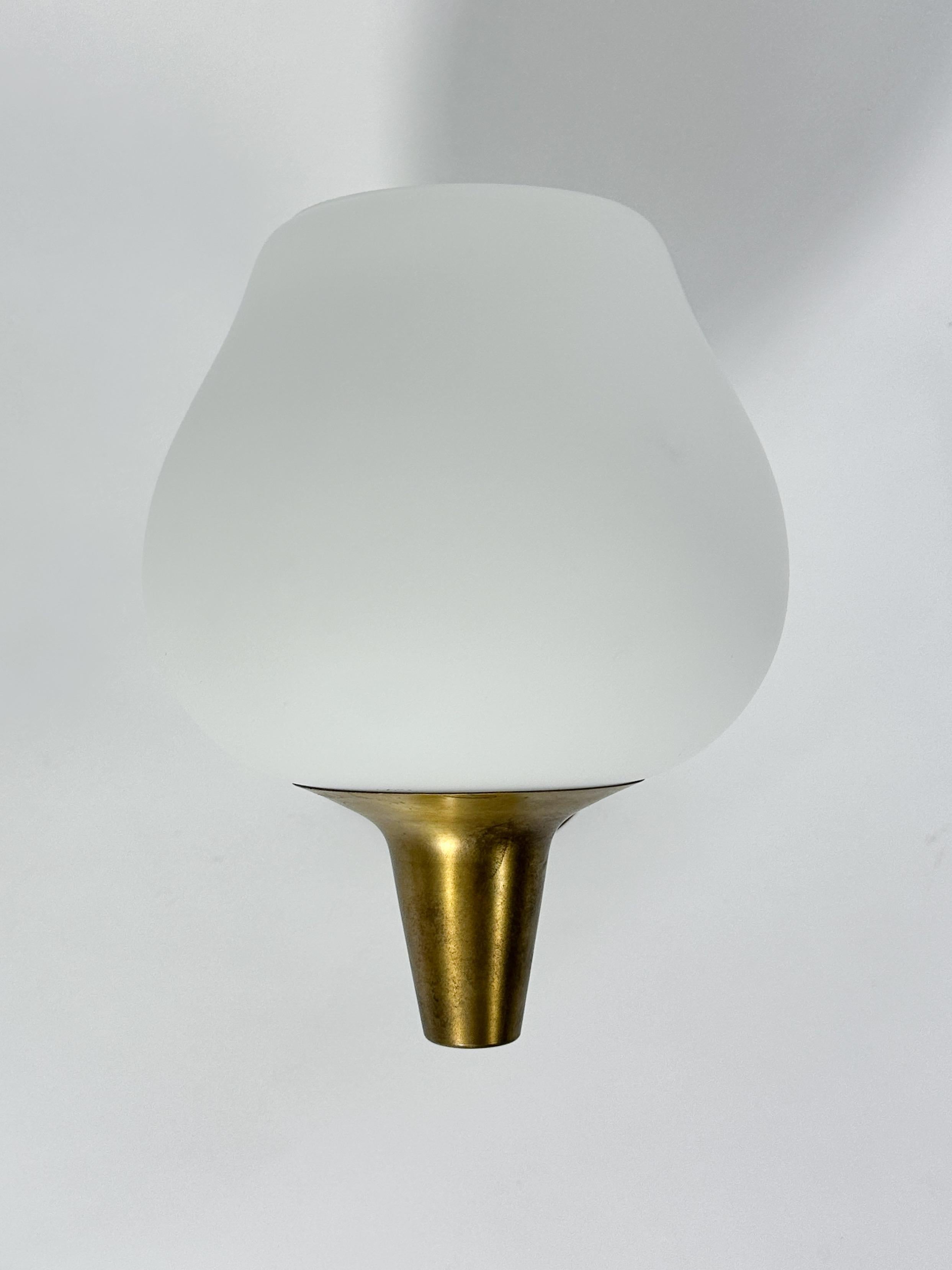 Harald Notini Aplique Latón Vidrio Opalino Böhlmarks Suecia Aplique de Pared mediados del siglo XX en venta