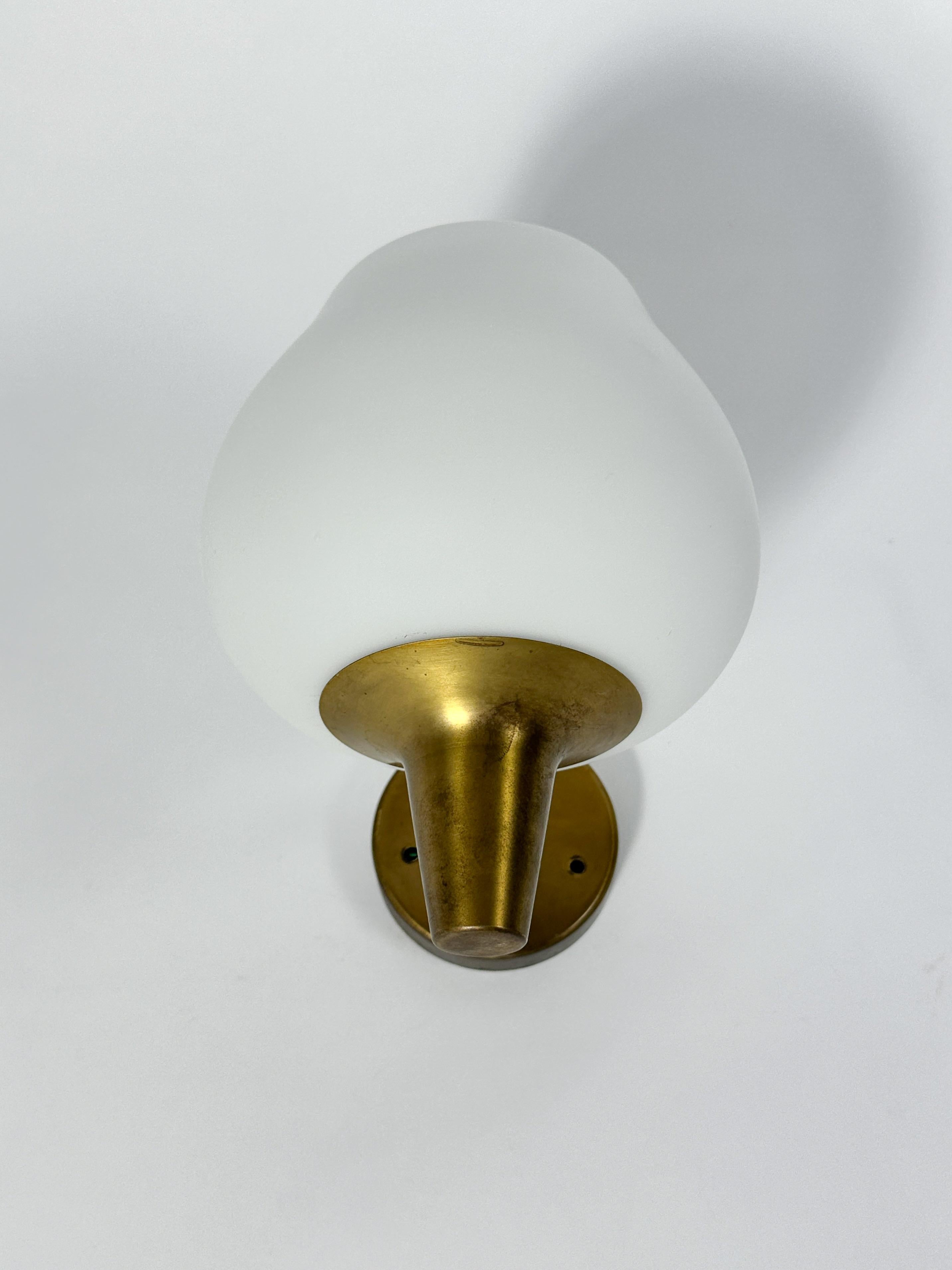 Harald Notini Aplique Latón Vidrio Opalino Böhlmarks Suecia Aplique de Pared en venta 1