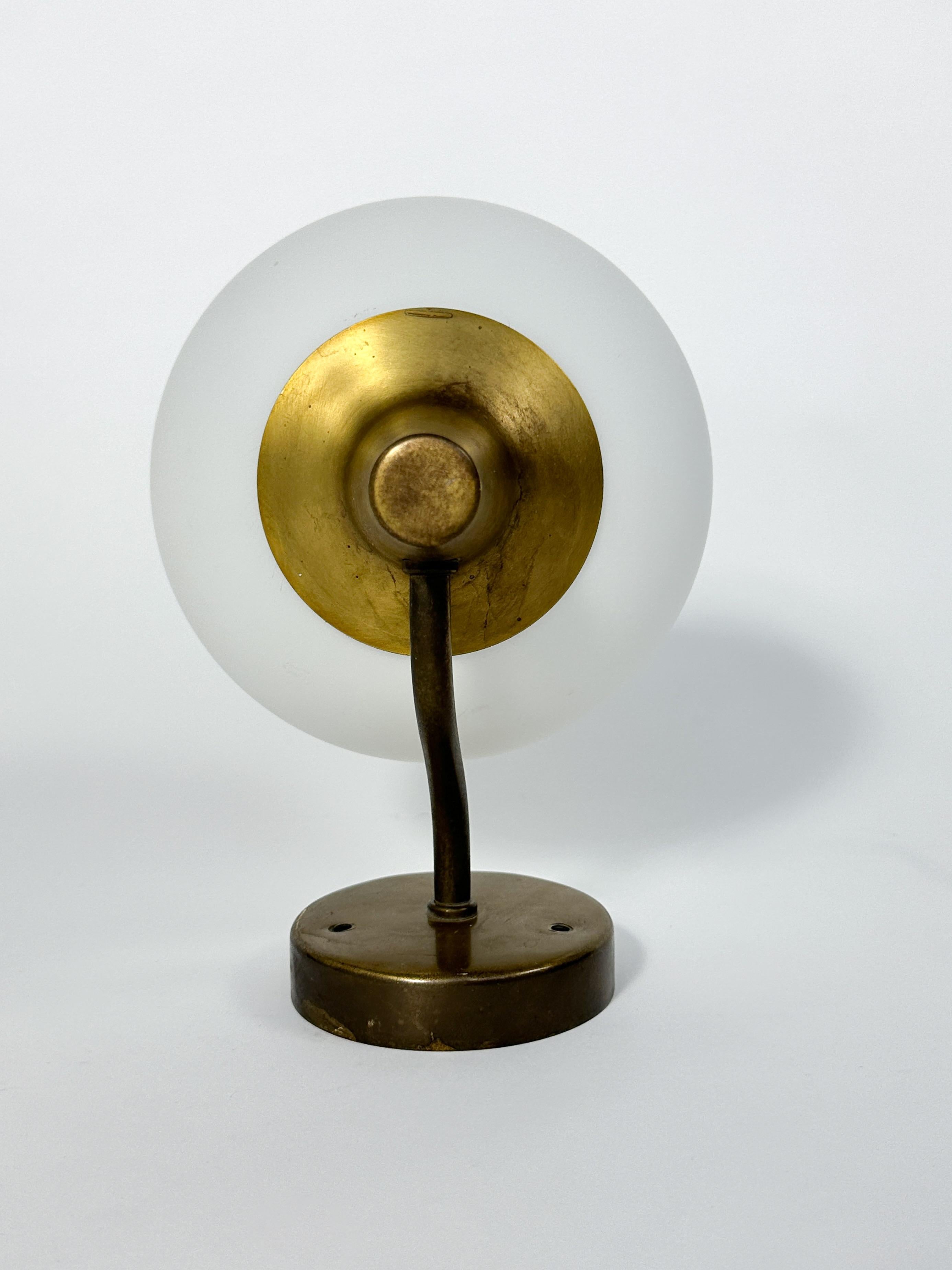 Harald Notini Aplique Latón Vidrio Opalino Böhlmarks Suecia Aplique de Pared en venta 2