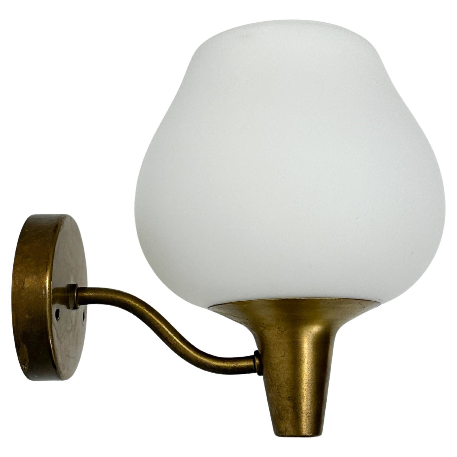 Harald Notini Lampada da parete Ottone Vetro Opalino Böhlmarks Svezia Sconce Wall Light