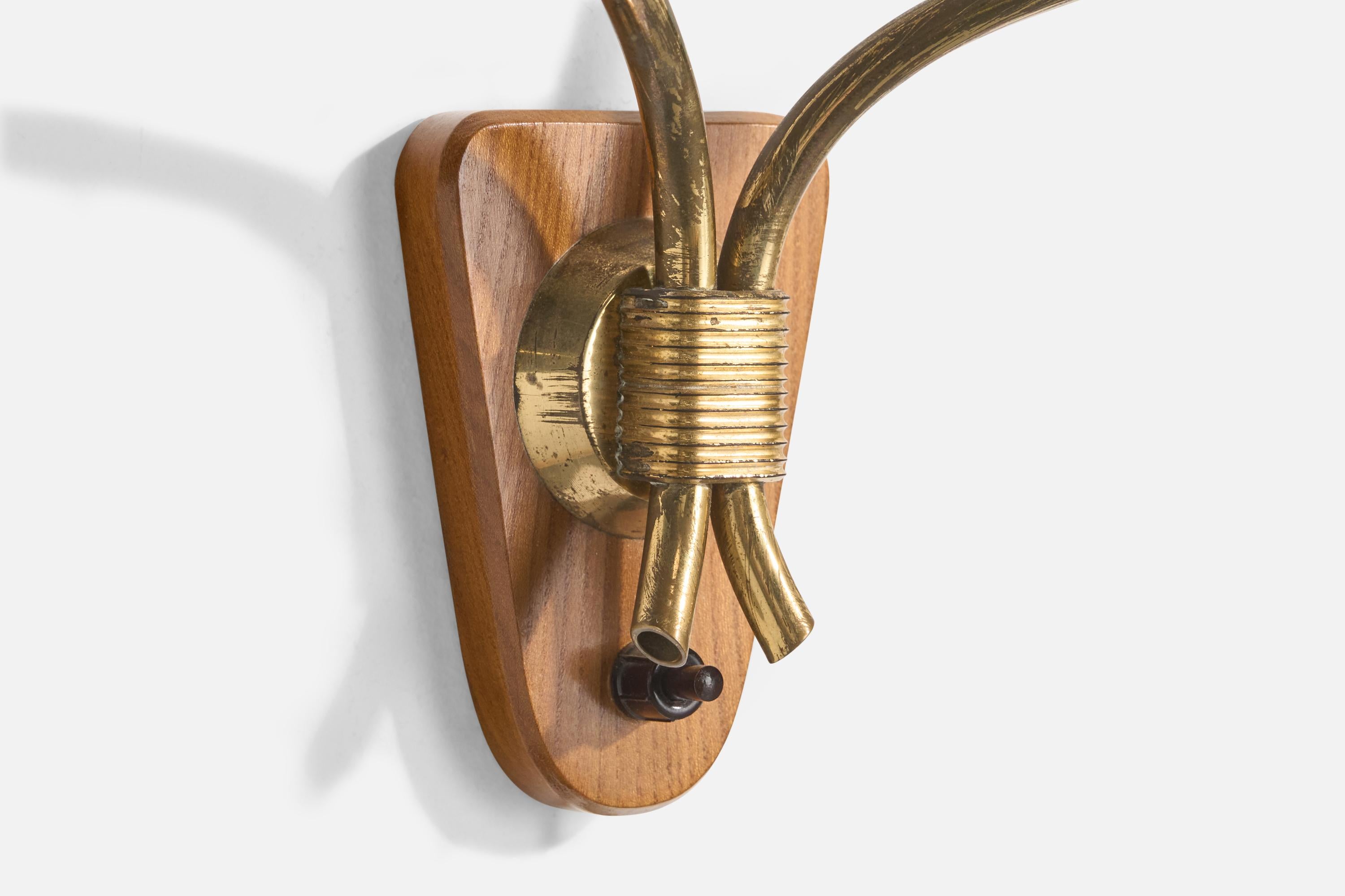 Milieu du XXe siècle Harald Notini, applique murale, laiton, orme, tissu, Suède, années 1950 en vente