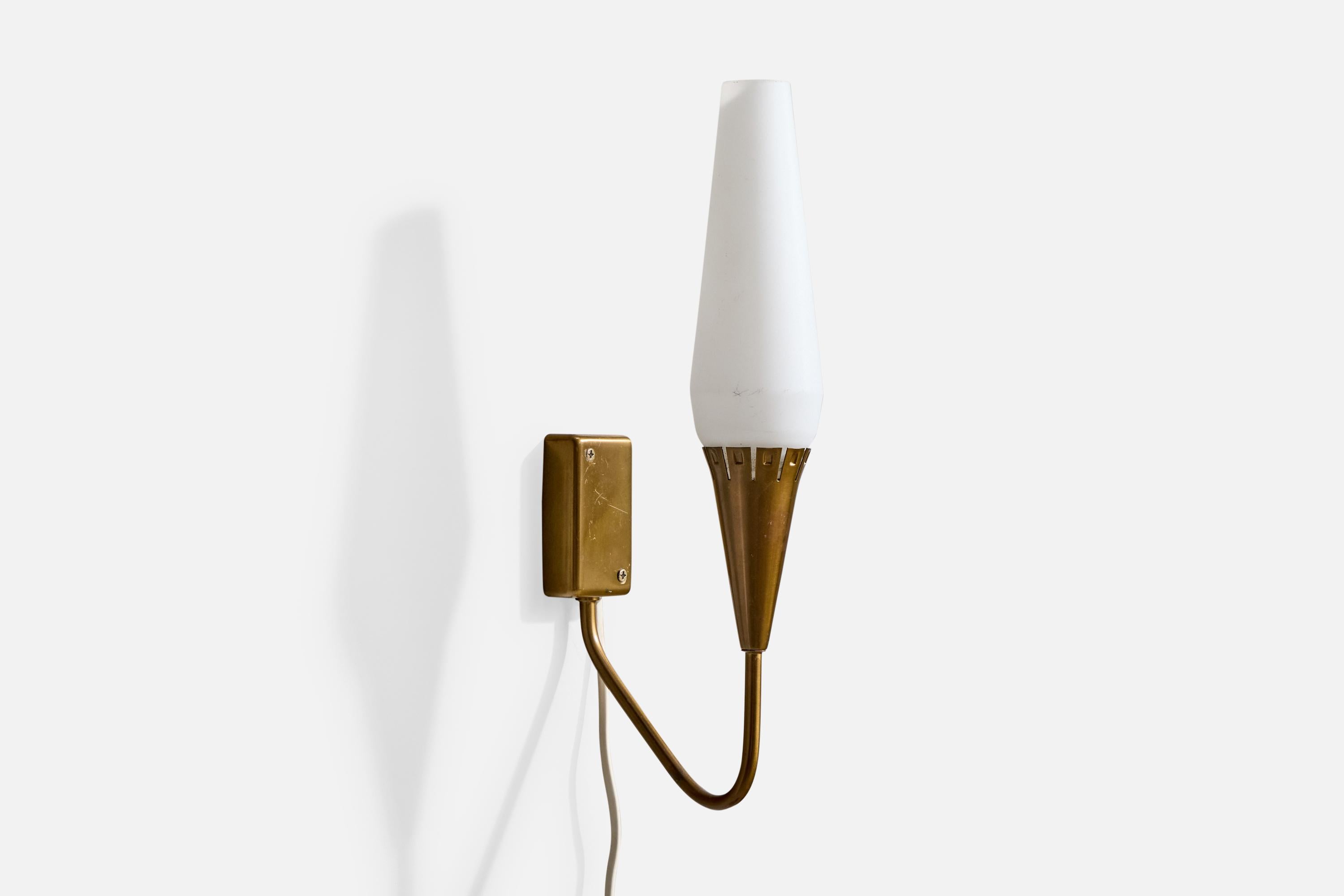 Aplique de latón y cristal diseñado por Harald Notini y producido por Arvid Böhlmarks Lampfabrik, Suecia, década de 1940.

Dimensiones totales (en pulgadas): 13,5 