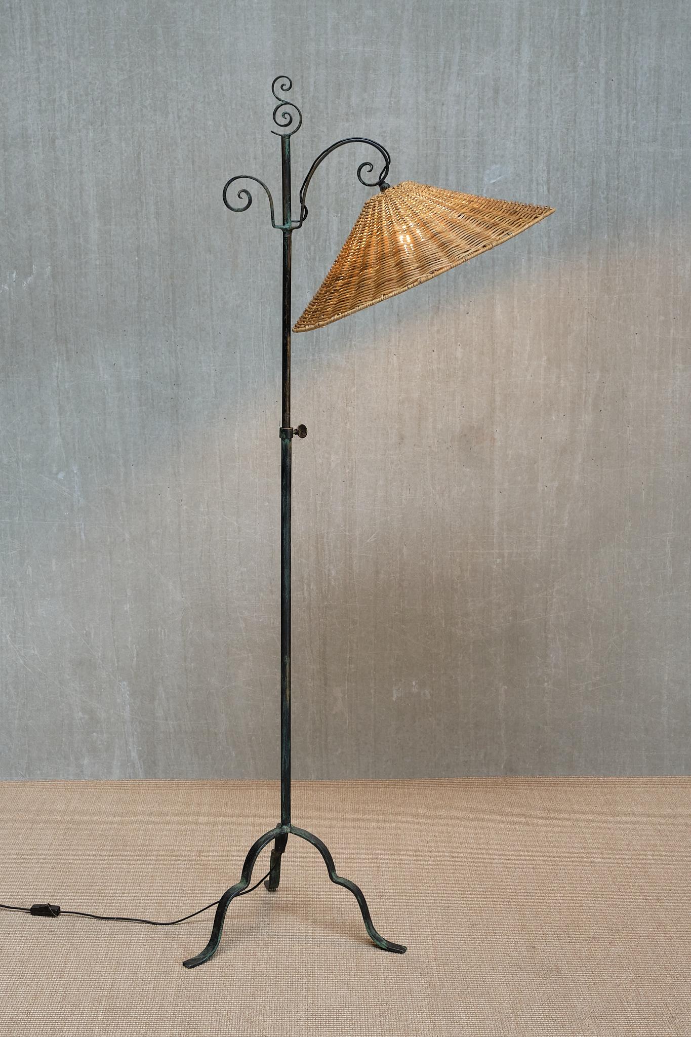 Lampadaire en fer forgé Harald Notini, abat-jour en rotin, Böhlmarks, Suède, années 1930 en vente 3