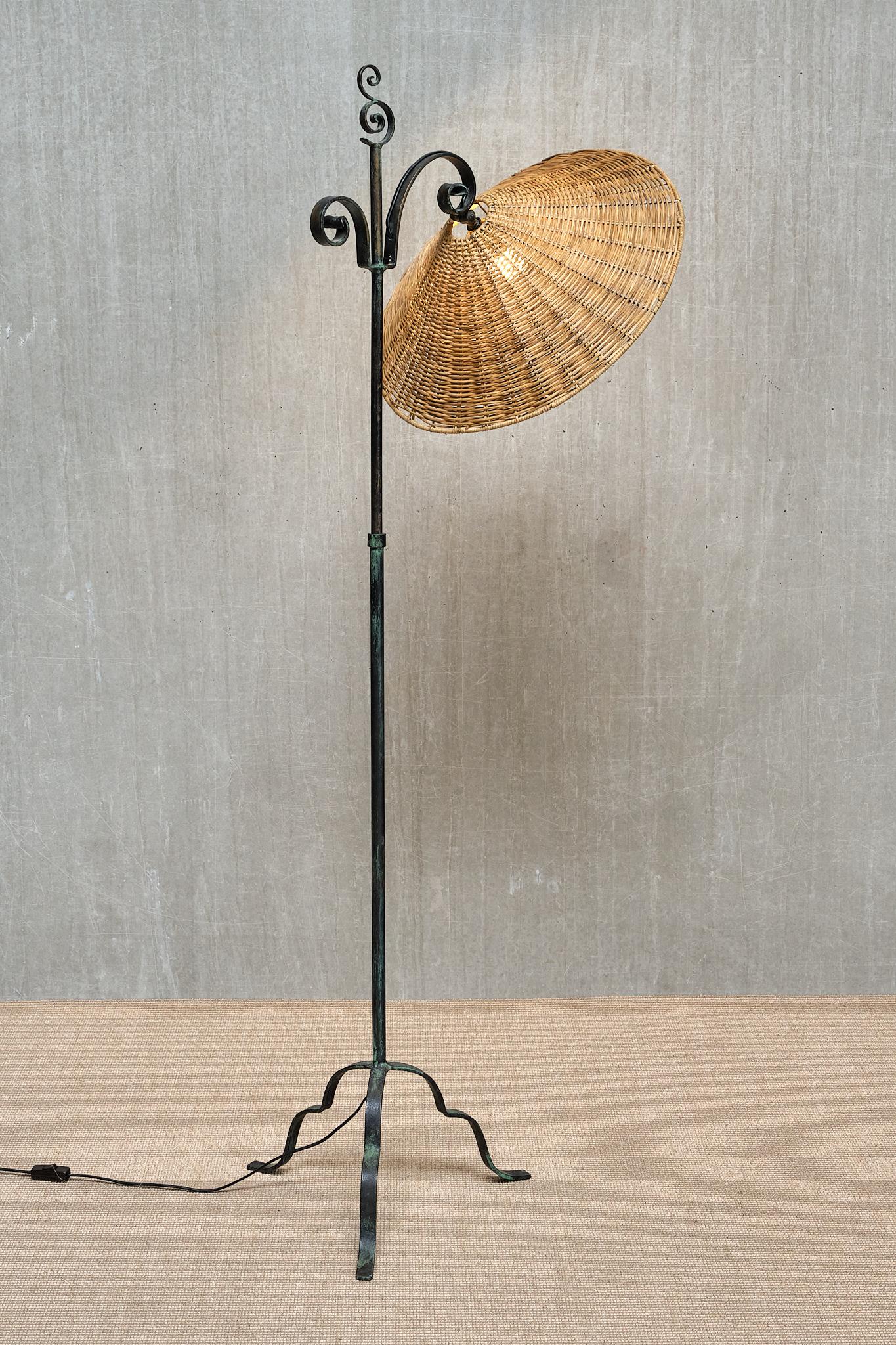 Lampadaire en fer forgé Harald Notini, abat-jour en rotin, Böhlmarks, Suède, années 1930 en vente 4