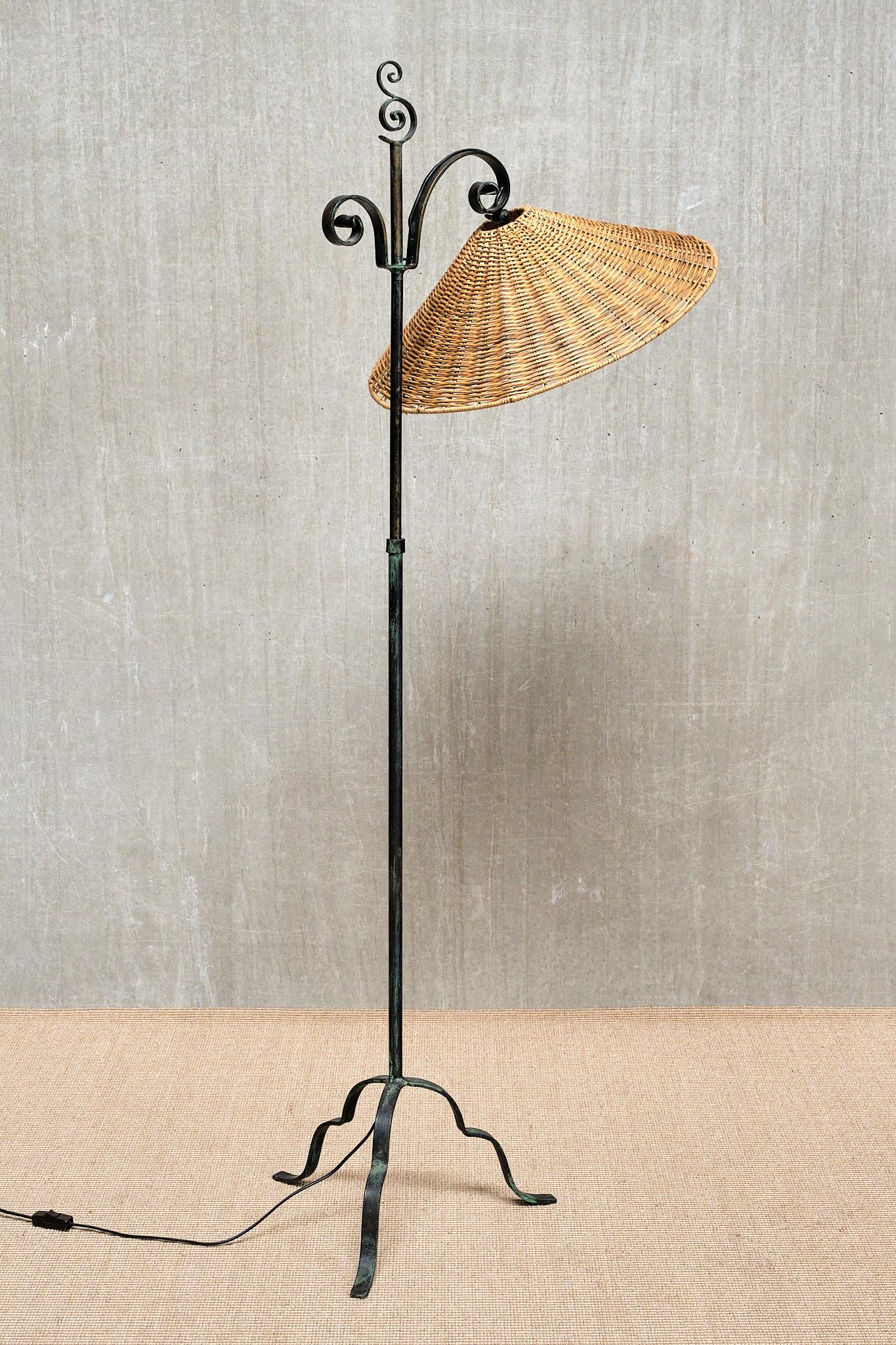 Lampadaire en fer forgé Harald Notini, abat-jour en rotin, Böhlmarks, Suède, années 1930 en vente 5