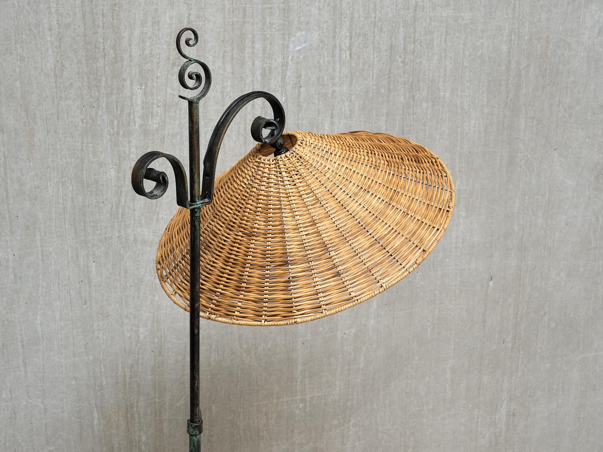 Lampadaire en fer forgé Harald Notini, abat-jour en rotin, Böhlmarks, Suède, années 1930 en vente 6