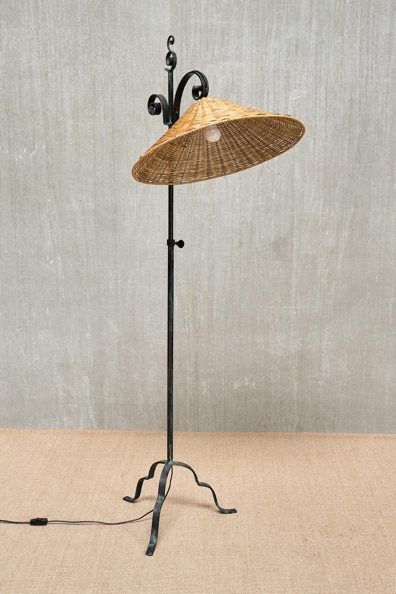 Lampadaire en fer forgé Harald Notini, abat-jour en rotin, Böhlmarks, Suède, années 1930 en vente 8