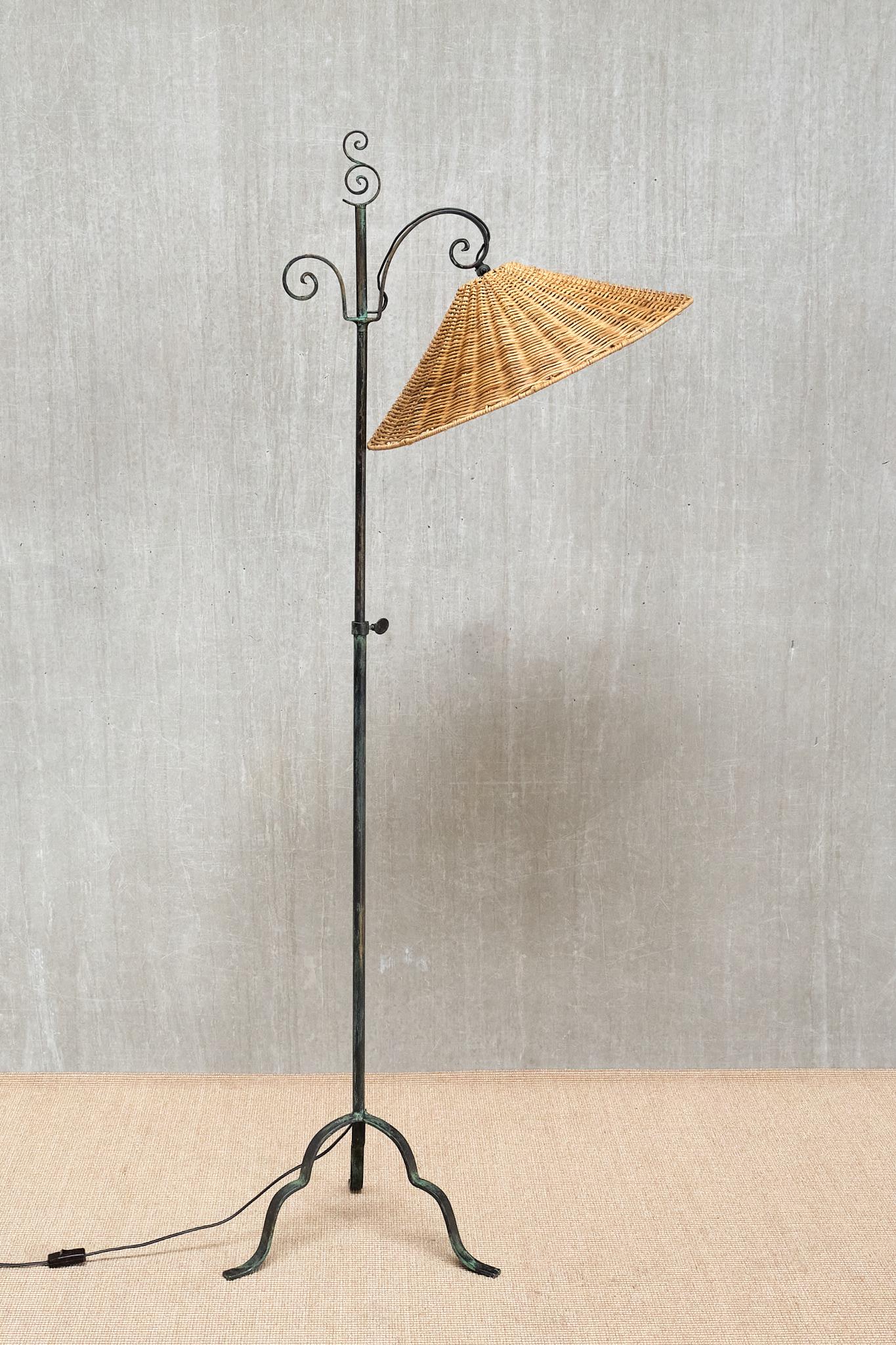 Lampadaire en fer forgé Harald Notini, abat-jour en rotin, Böhlmarks, Suède, années 1930 en vente 9