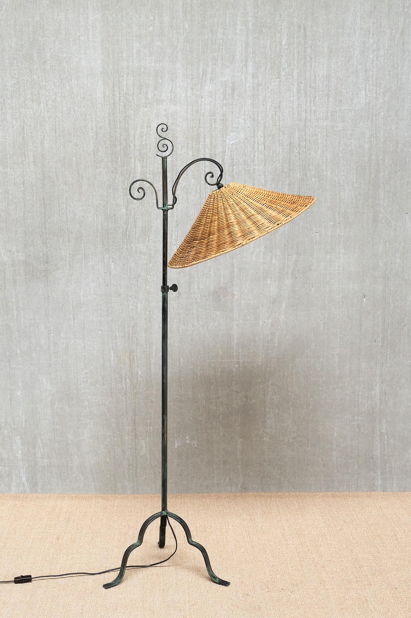 Lampadaire en fer forgé Harald Notini, abat-jour en rotin, Böhlmarks, Suède, années 1930 en vente 10