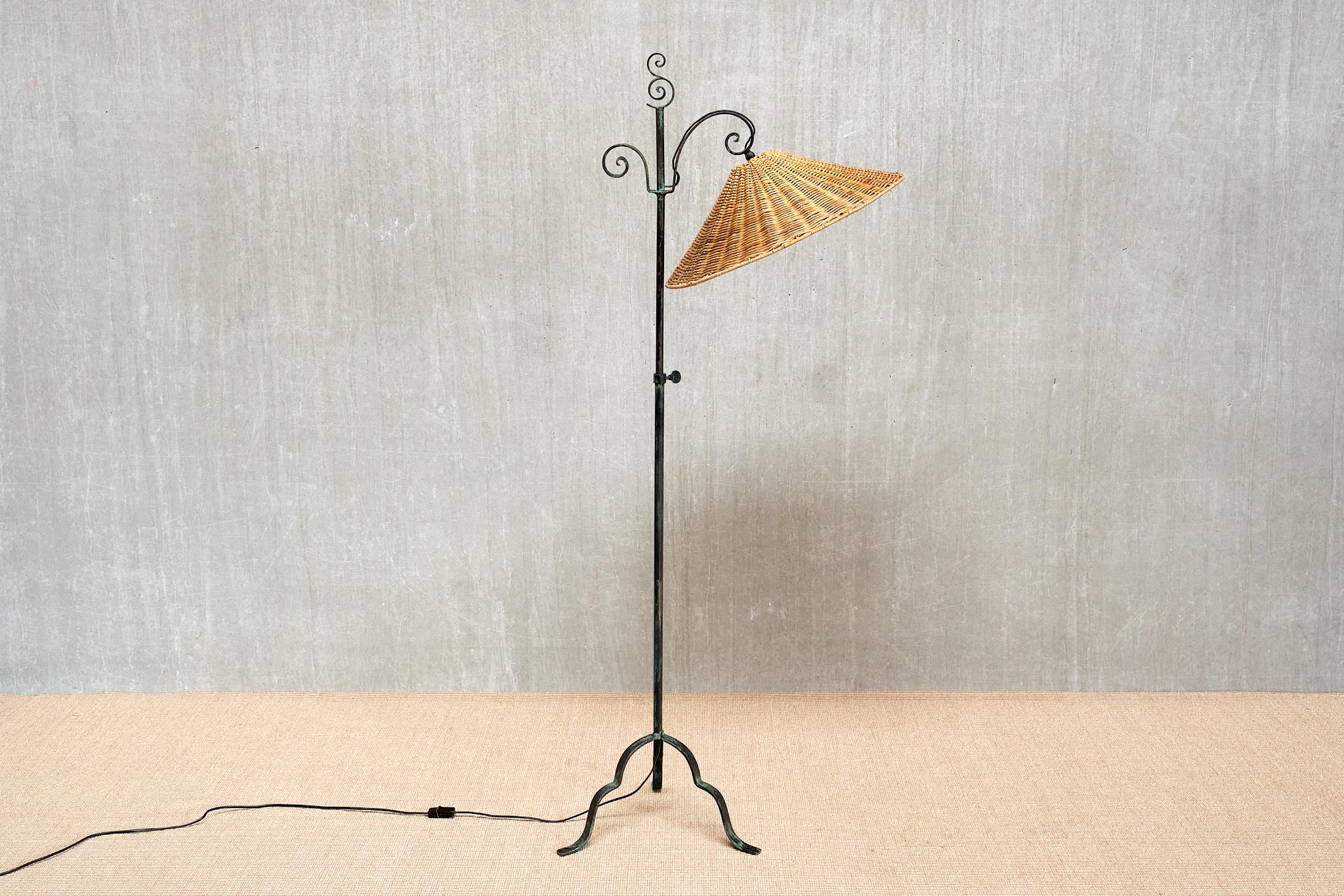 This rare floor lamp was designed by Harald Notini in the early 1930s and produced as model number 15101 by Arvid Böhlmarks Lampfabrik in Sweden. The model is documented in the manufacturer’s catalogue from that time.

The striking design is