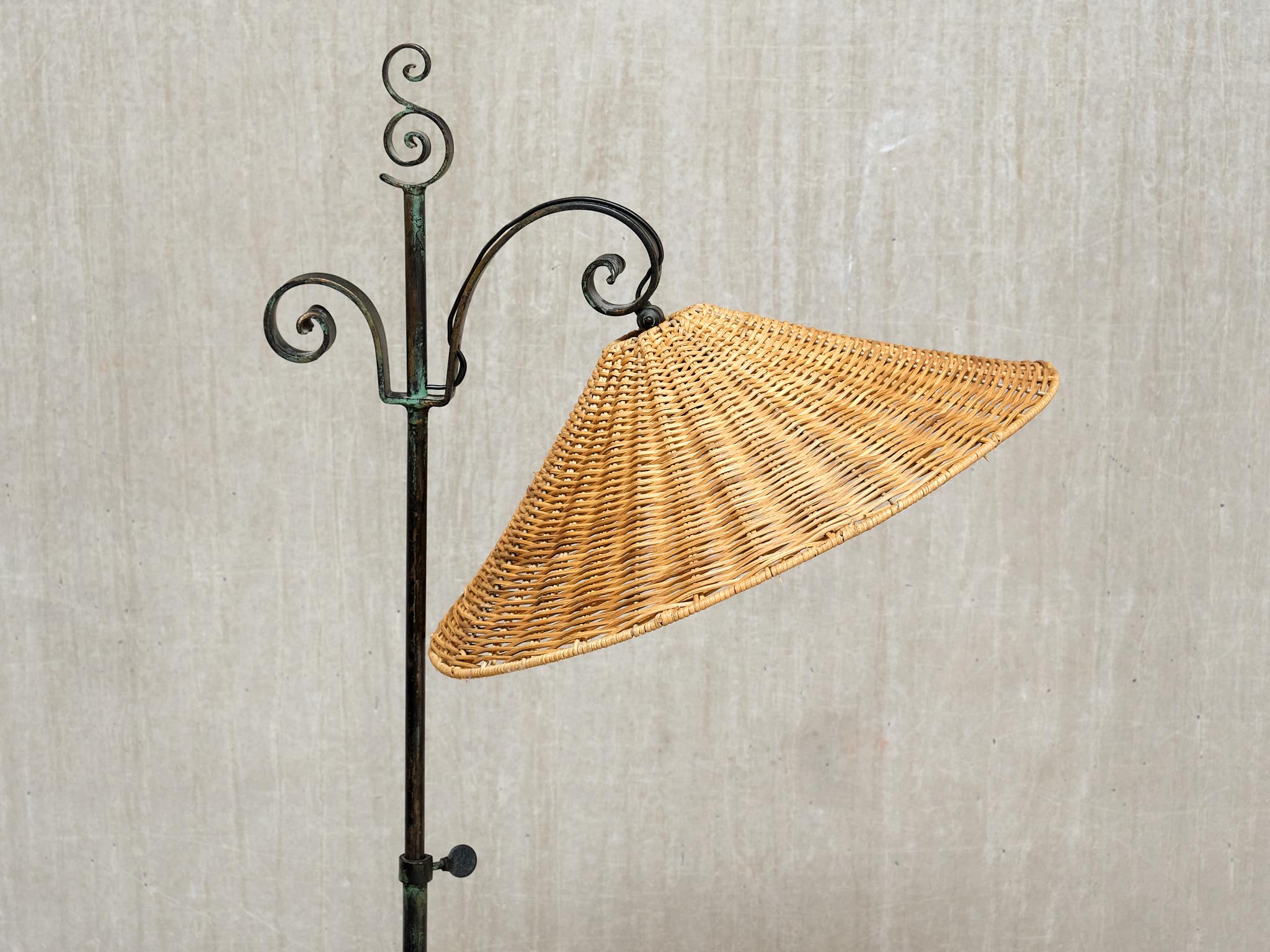 Scandinave moderne Lampadaire en fer forgé Harald Notini, abat-jour en rotin, Böhlmarks, Suède, années 1930 en vente