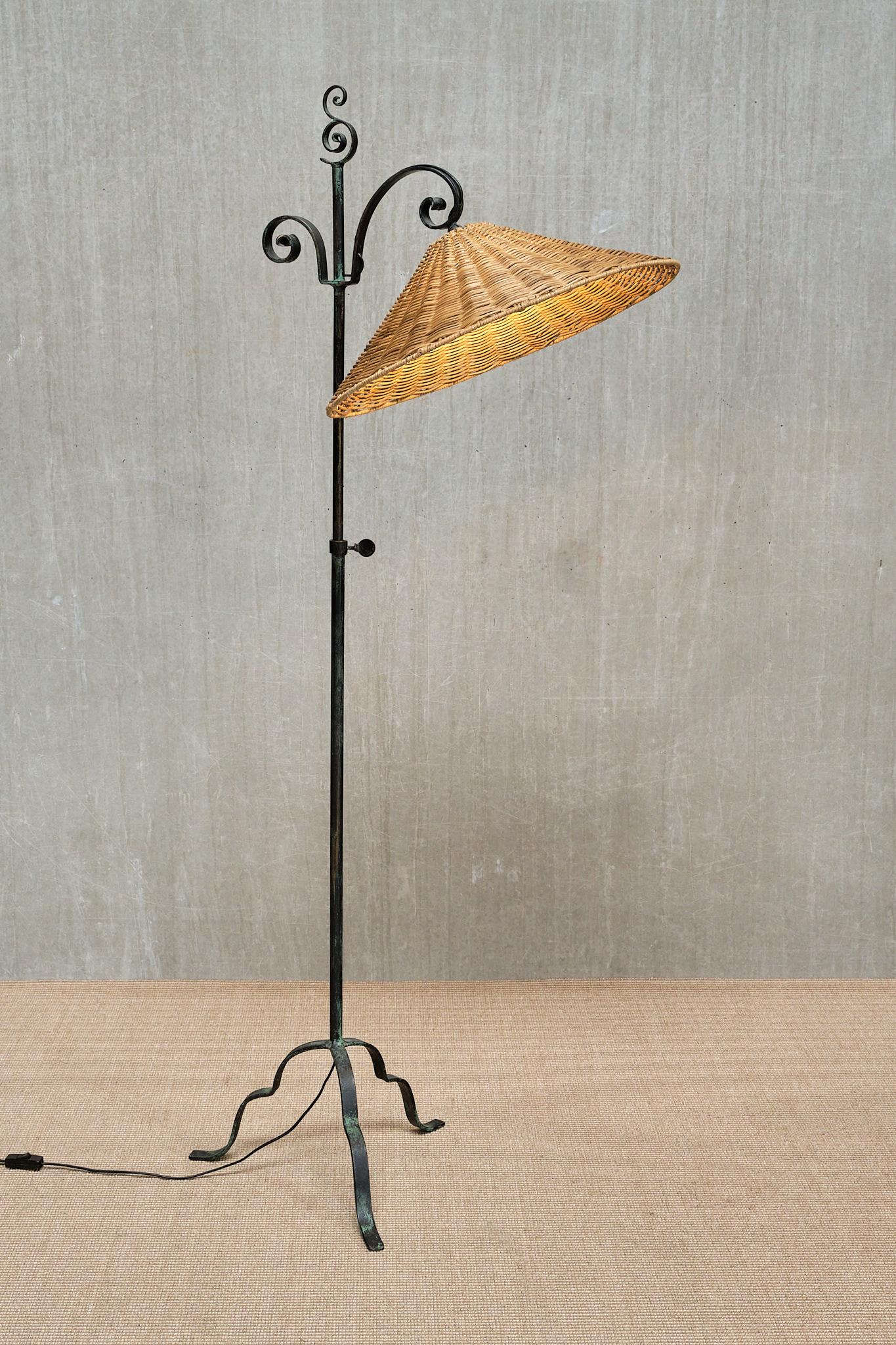 Suédois Lampadaire en fer forgé Harald Notini, abat-jour en rotin, Böhlmarks, Suède, années 1930 en vente