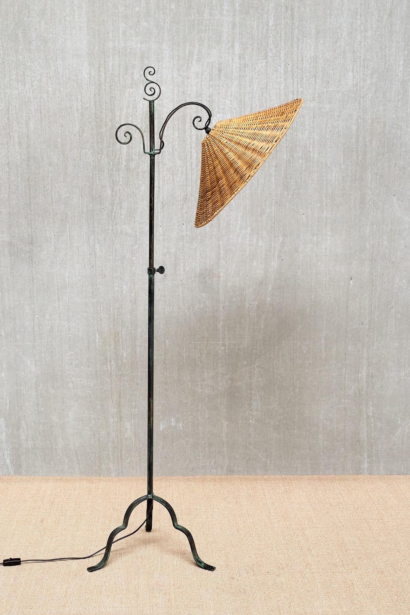 Lampadaire en fer forgé Harald Notini, abat-jour en rotin, Böhlmarks, Suède, années 1930 Bon état - En vente à The Hague, NL