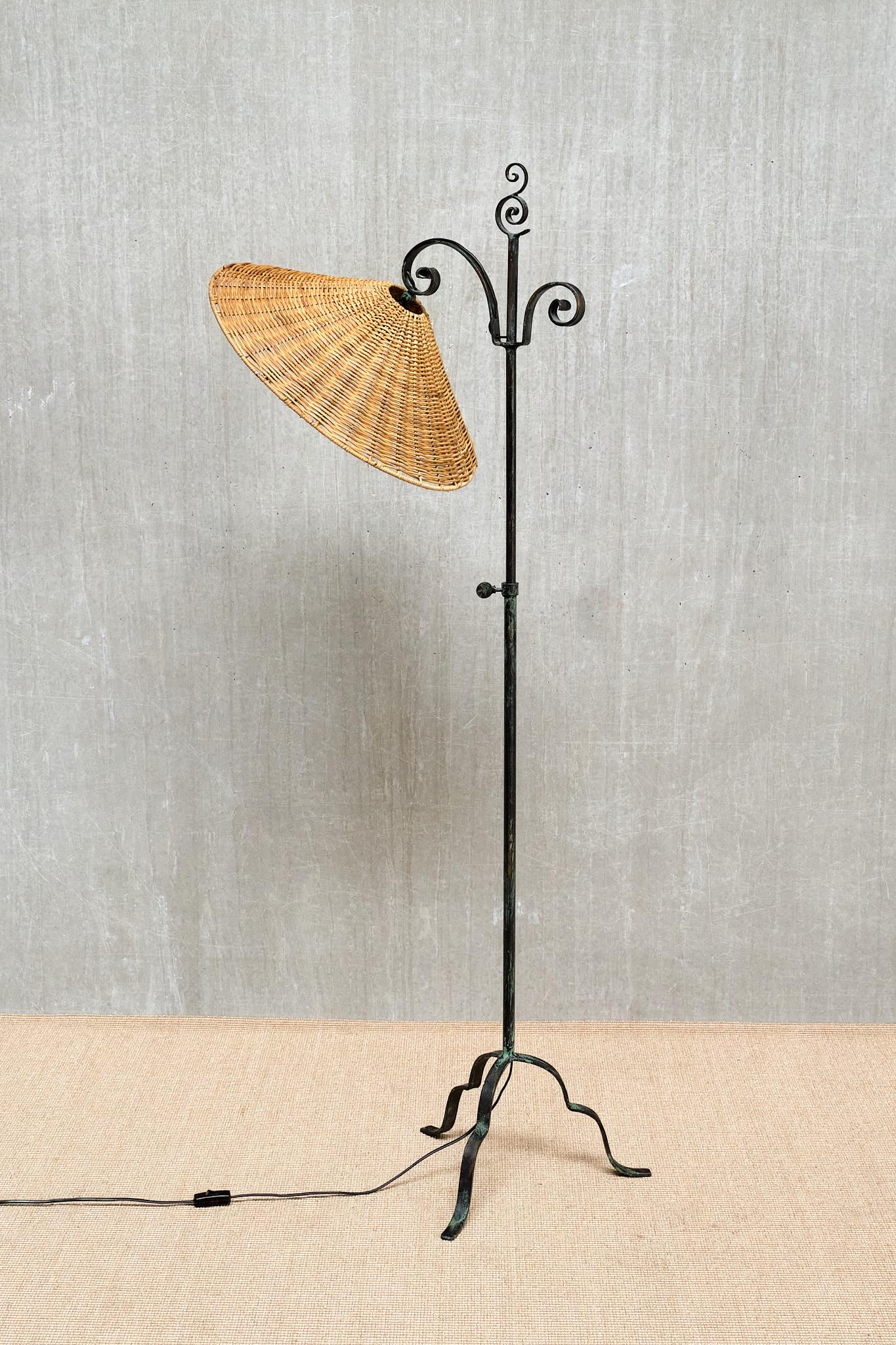 Lampadaire en fer forgé Harald Notini, abat-jour en rotin, Böhlmarks, Suède, années 1930 en vente 1