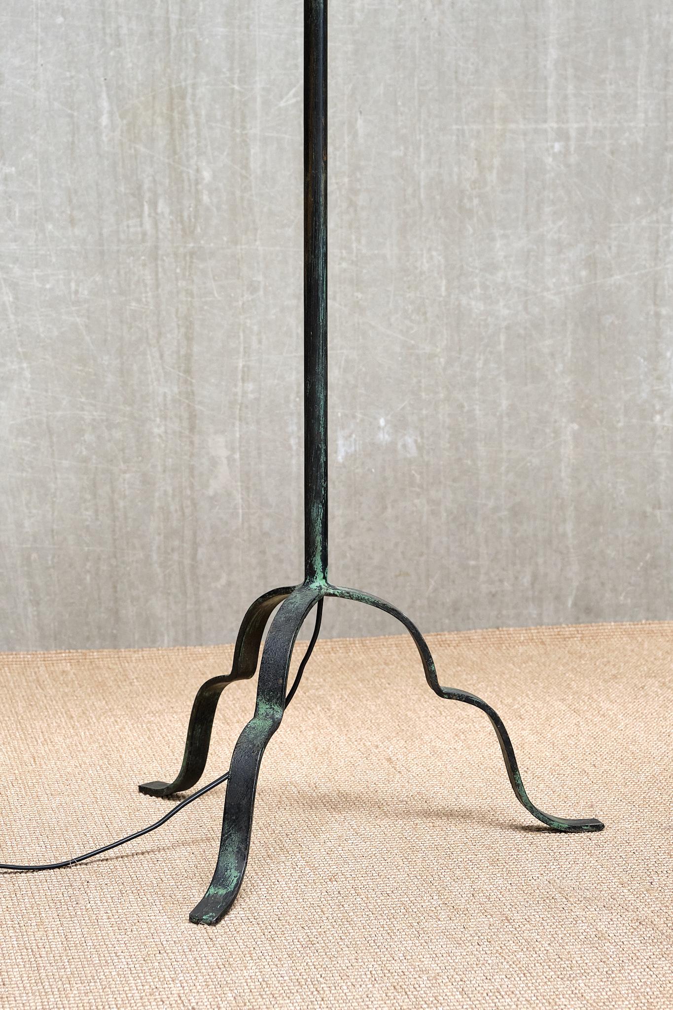 Lampadaire en fer forgé Harald Notini, abat-jour en rotin, Böhlmarks, Suède, années 1930 en vente 2