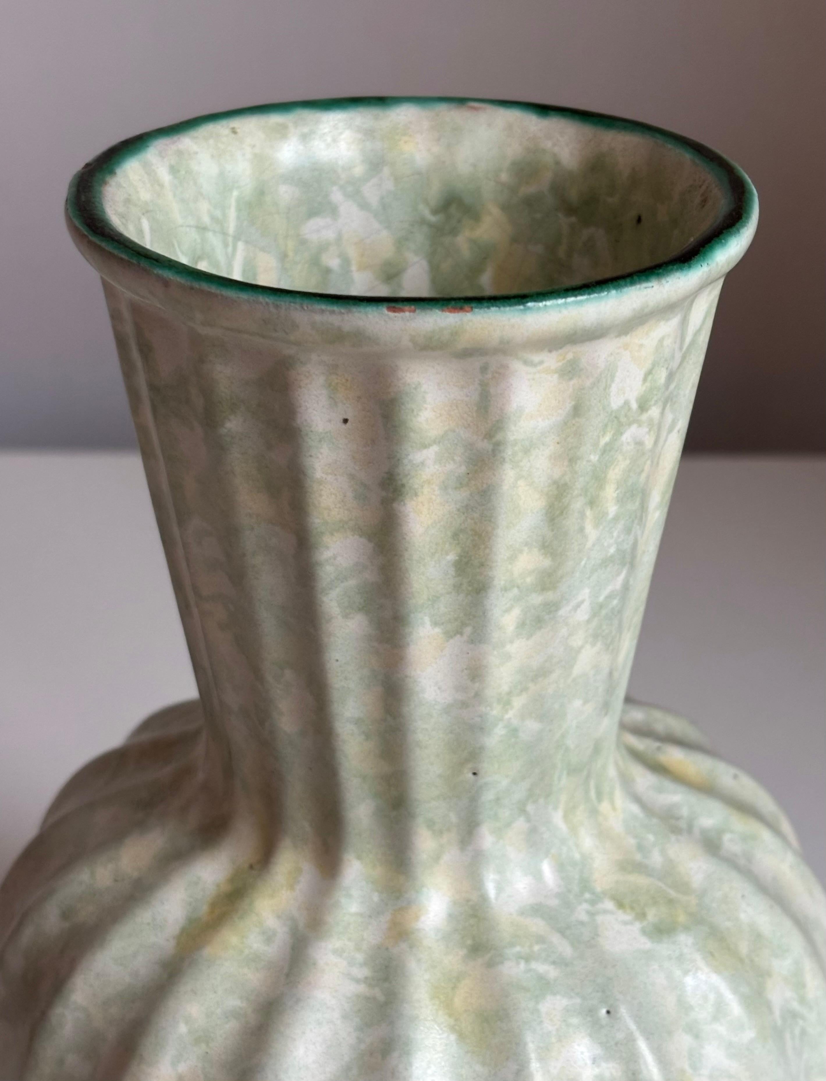 Jarrón de cerámica Art Decó Harald Östergren con esmalte de mármol de menta, años 30 Sueco en venta