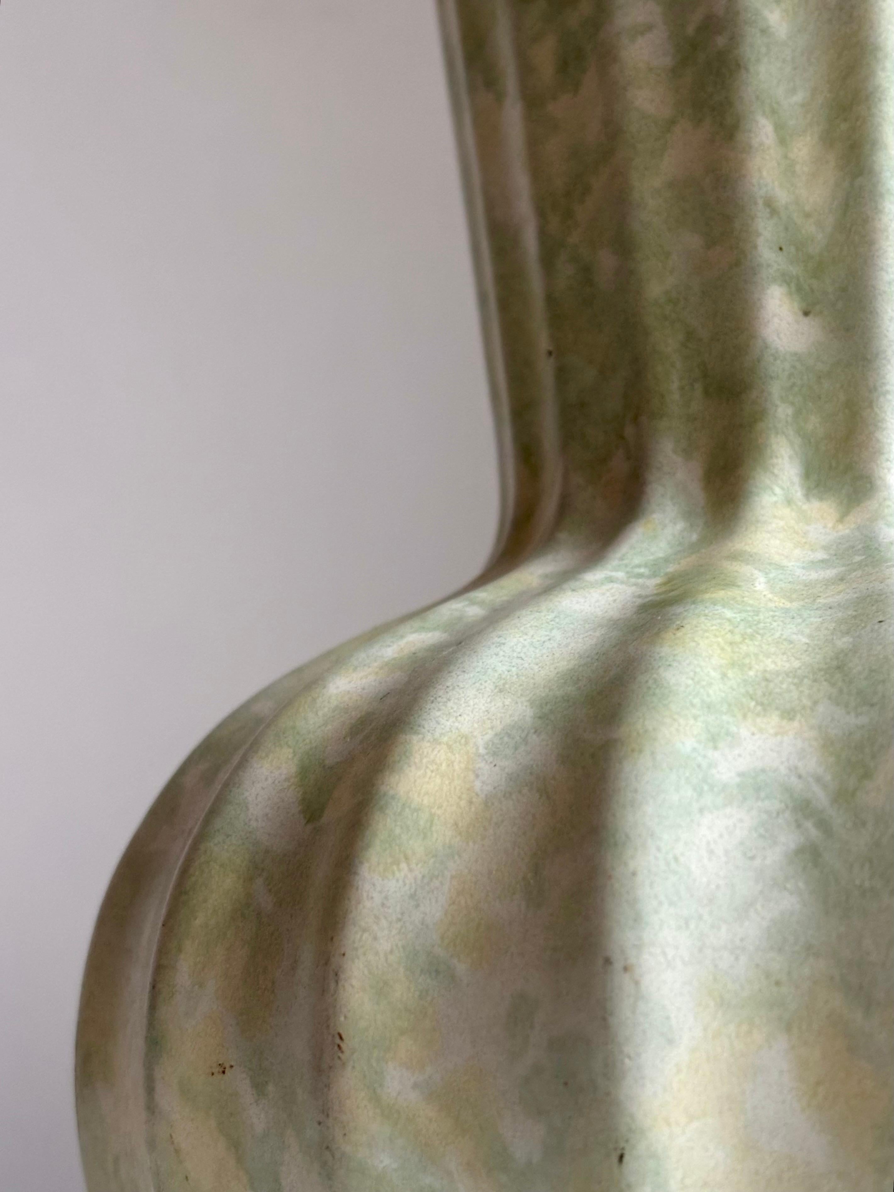 Jarrón de cerámica Art Decó Harald Östergren con esmalte de mármol de menta, años 30 en Bueno estado para la venta en Copenhagen, DK