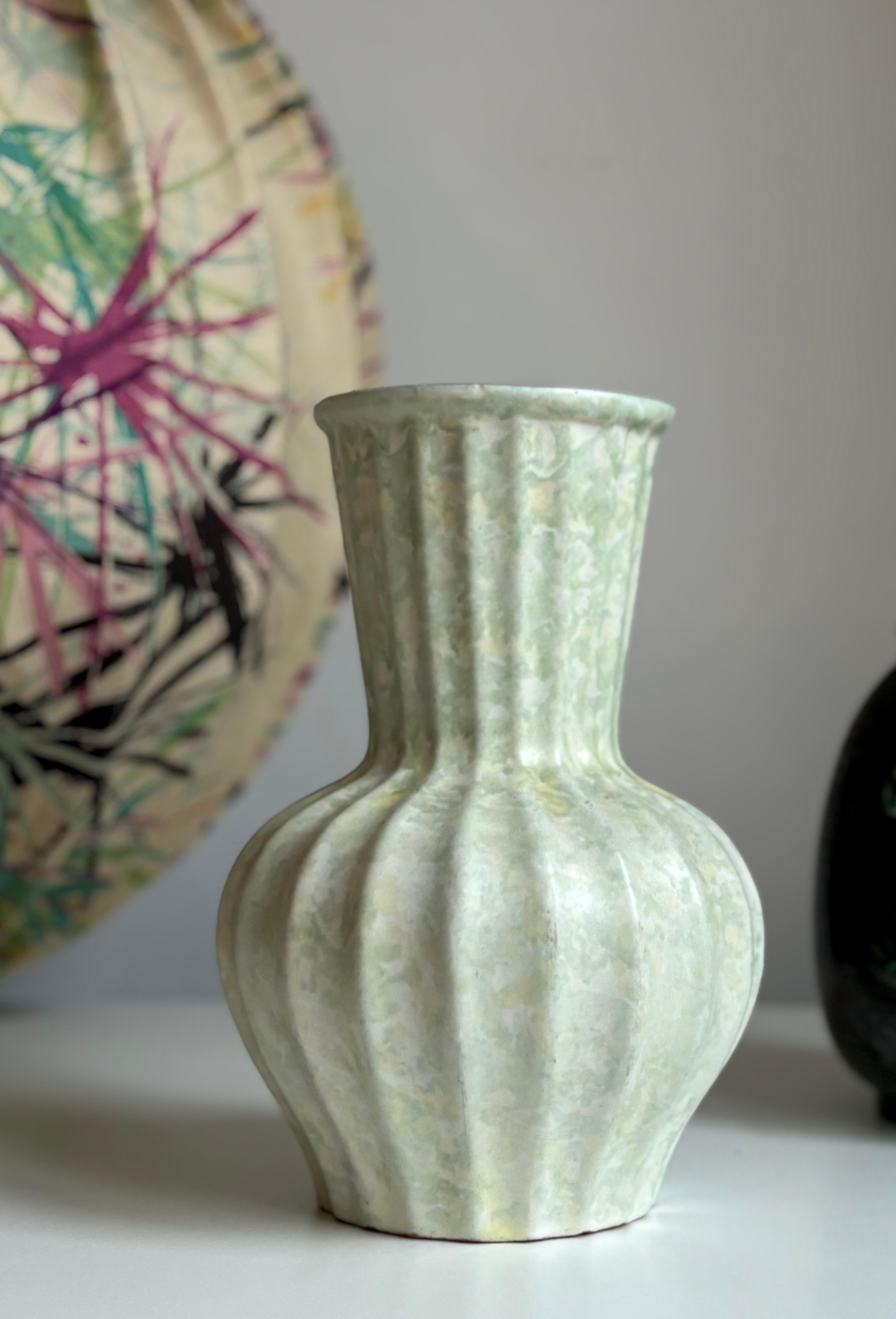 Jarrón de cerámica Art Decó Harald Östergren con esmalte de mármol de menta, años 30 siglo XX en venta