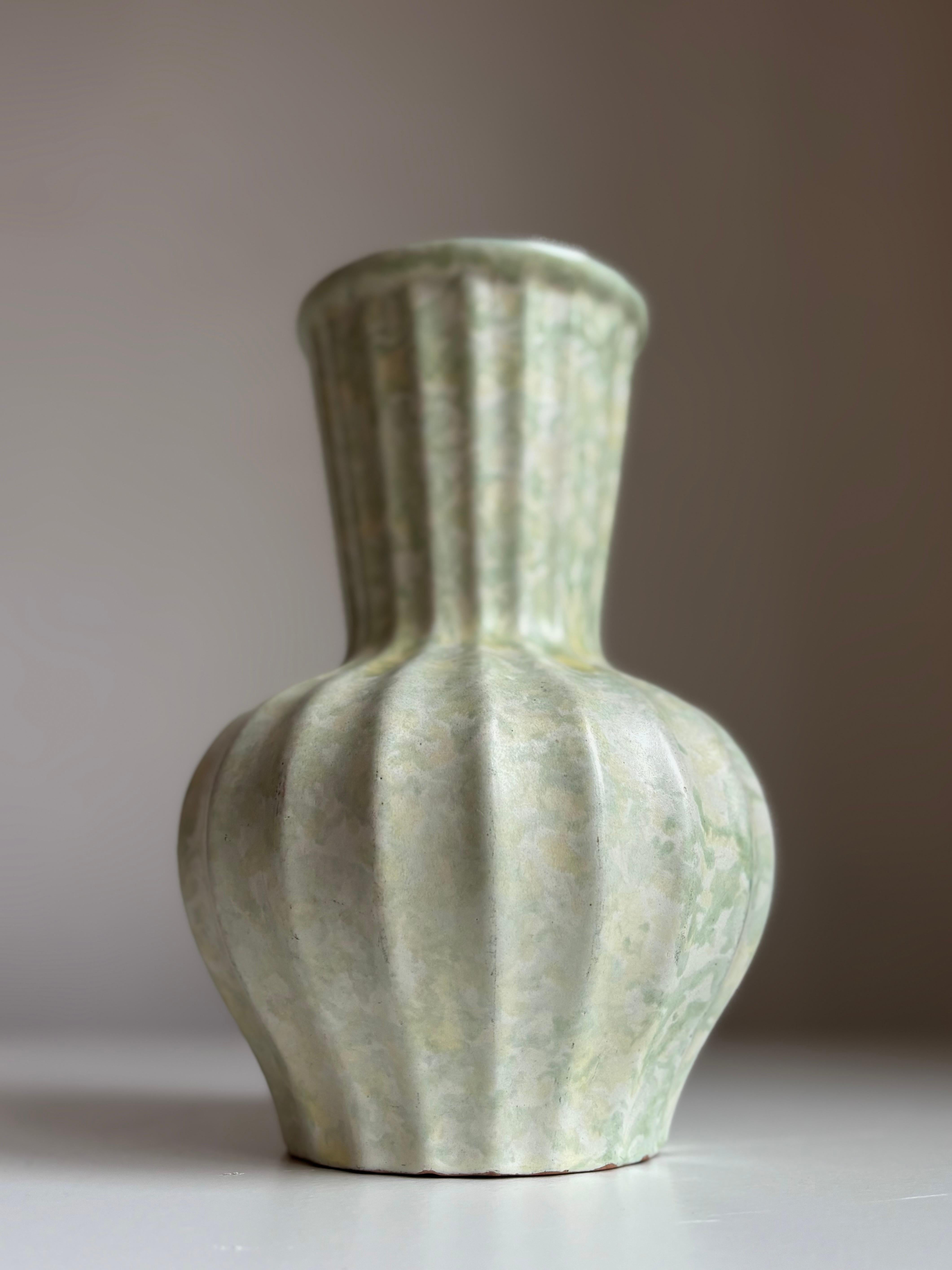 Jarrón de cerámica Art Decó Harald Östergren con esmalte de mármol de menta, años 30 Cerámico en venta