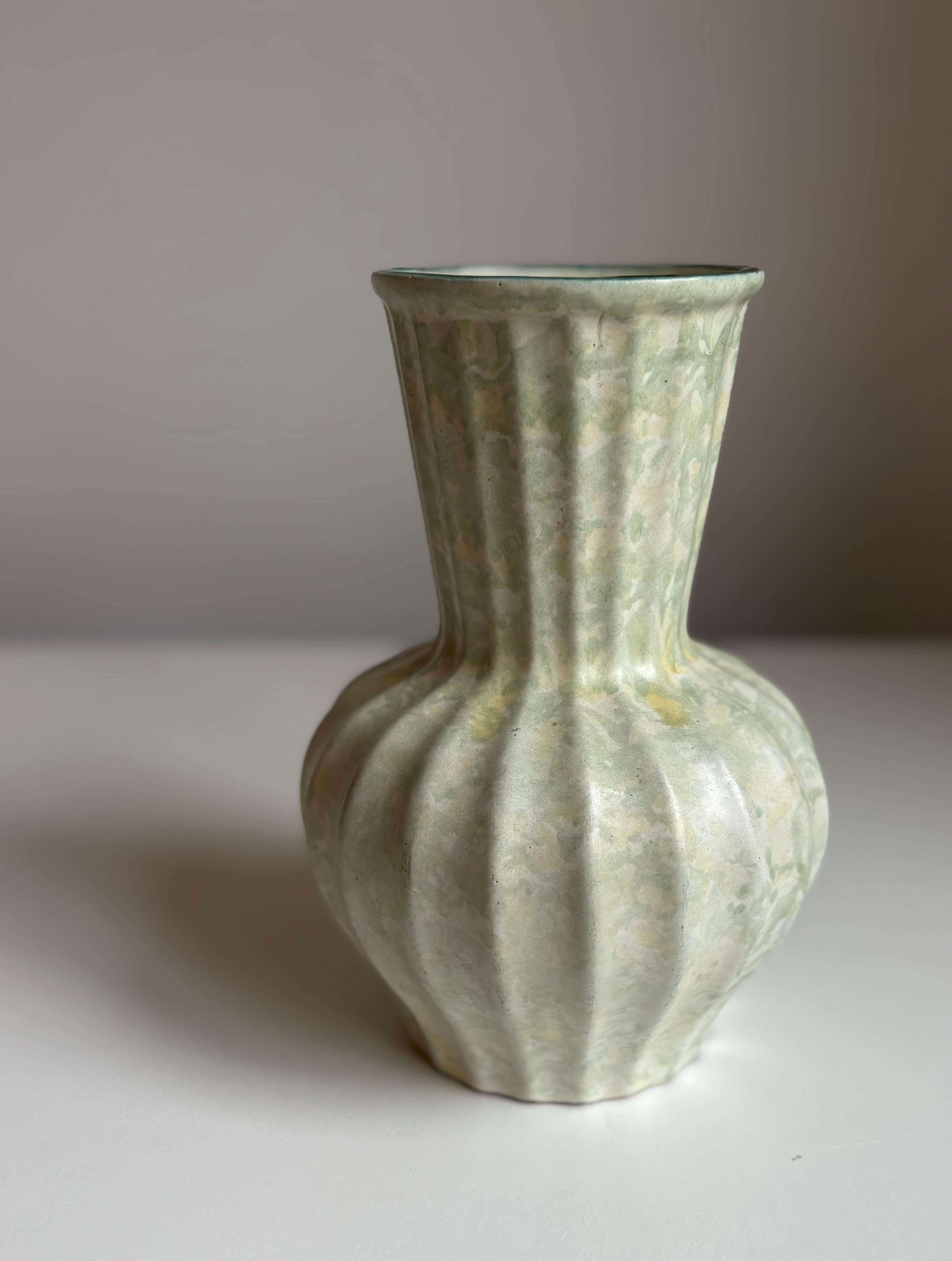 Jarrón de cerámica Art Decó Harald Östergren con esmalte de mármol de menta, años 30 en venta 1