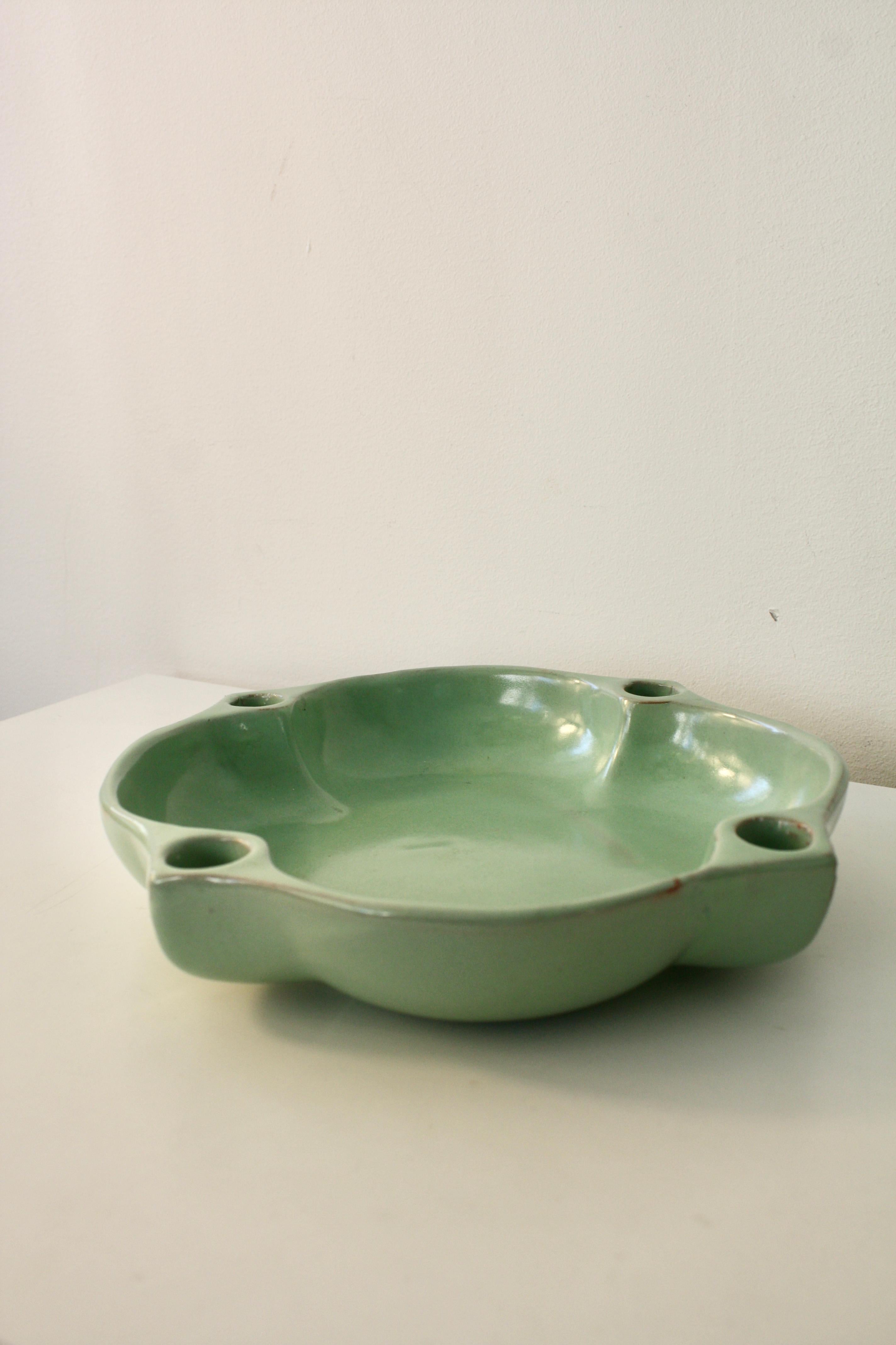 Un portacandele dell'avvento in ceramica eccezionalmente raro, disegnato da Harald Östergren e prodotto da Upsala Ekeby nella prima metà del XX secolo. Realizzato in un raffinato smalto verde celadon, il pezzo presenta una forma scultorea e organica