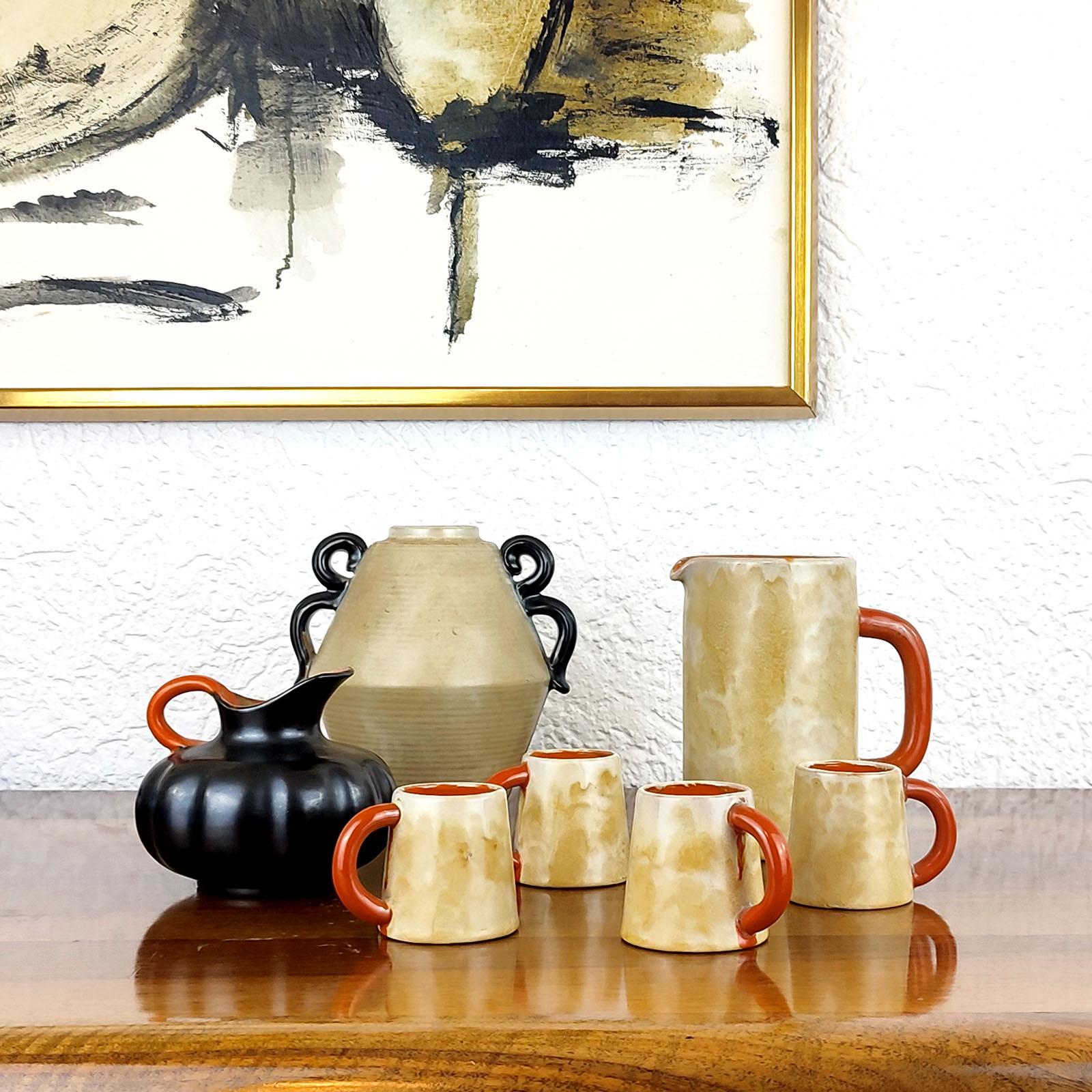 Vaso in gres dei primi anni del modernismo disegnato da Harald Östergren per Upsala Ekeby, Svezia, 1930.
Splendido smalto esterno marrone scuro, corpo a forma di zucca con becco rovesciato e manico smaltato in arancione.
Marcato EKEBY e numero di