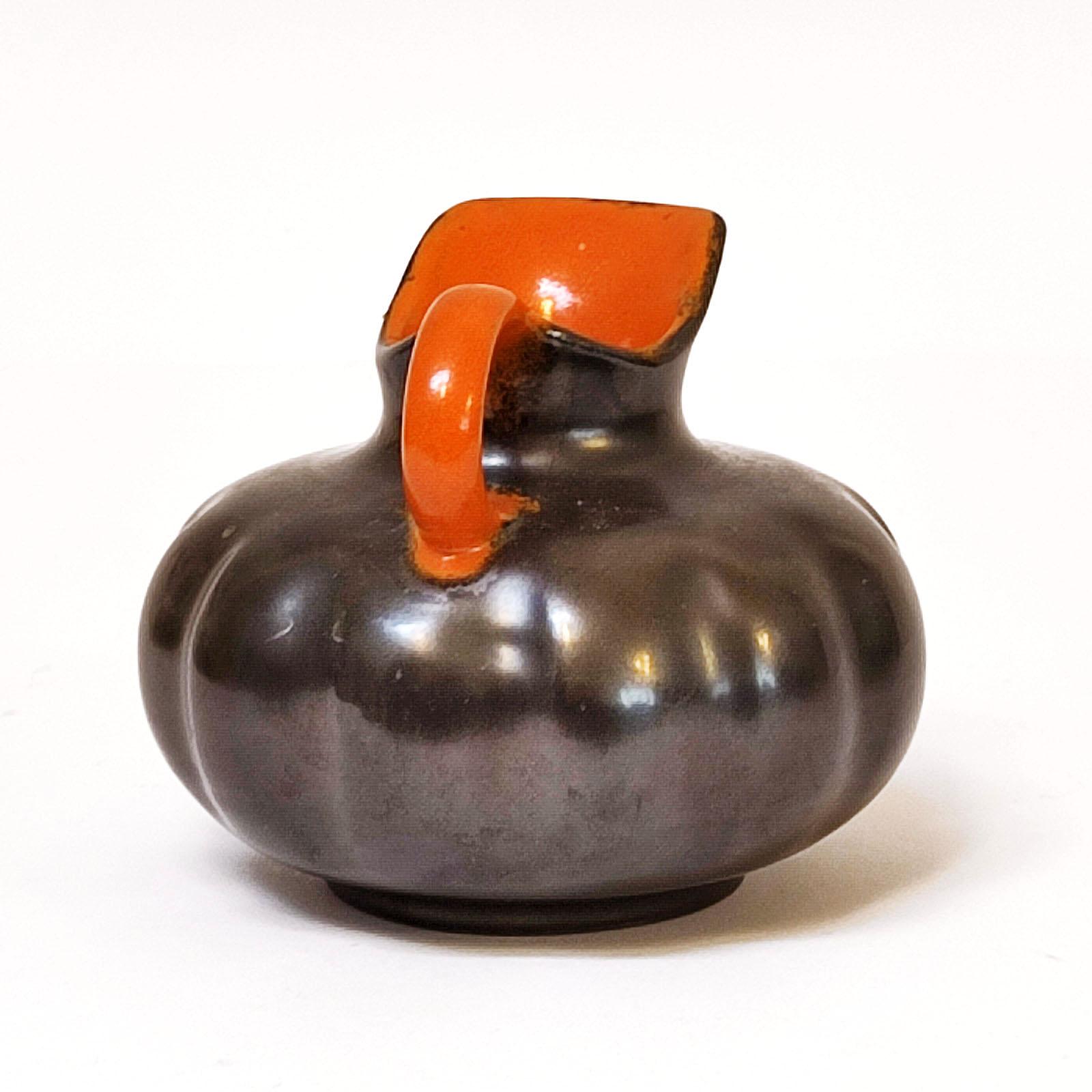 Metà XX secolo Harald Östergren per Upsala Ekeby, Brocca in ceramica, Svezia anni '30 in vendita